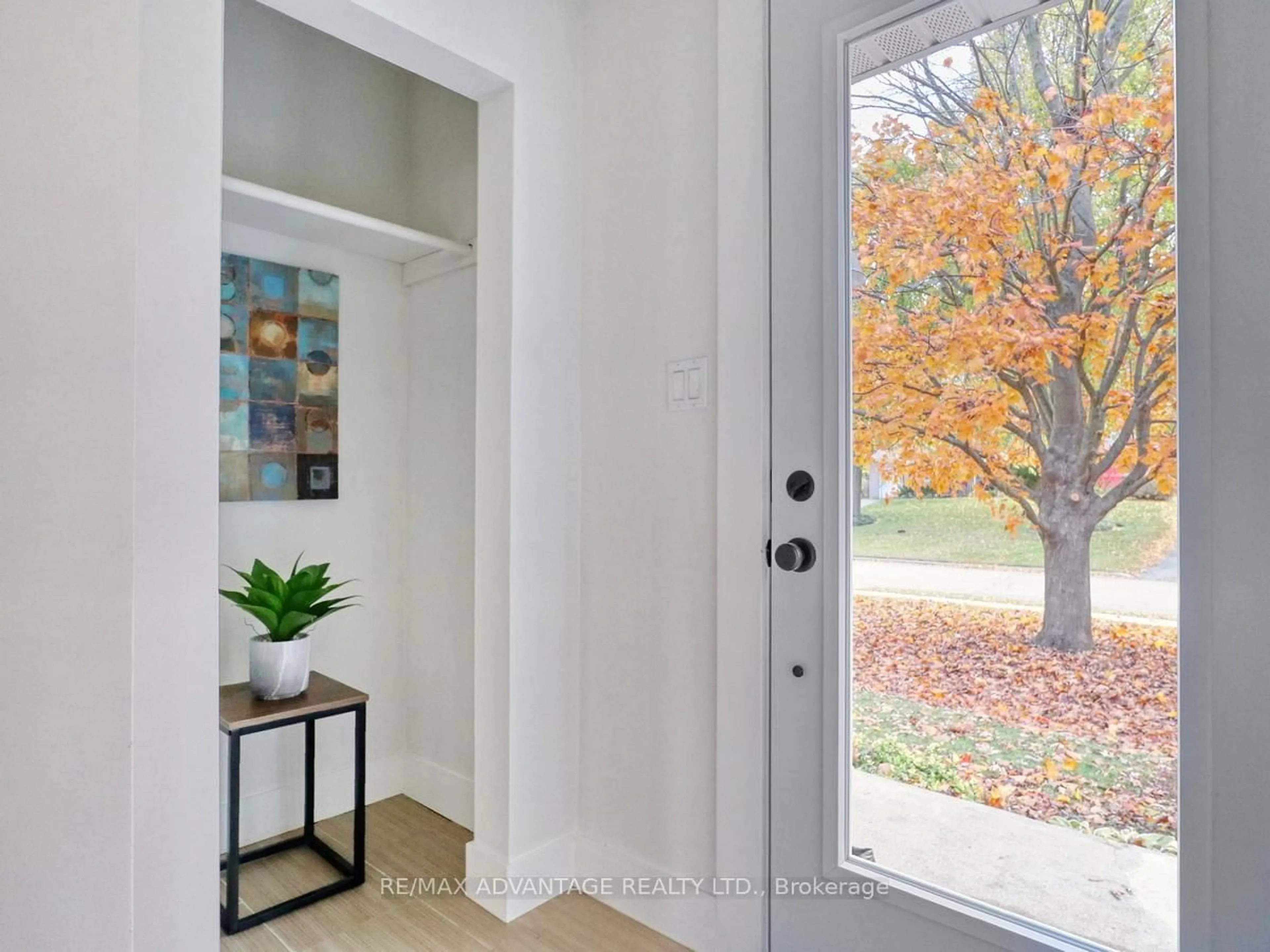 Indoor entryway for 401 Stephen St, London South Ontario N6K 2N4