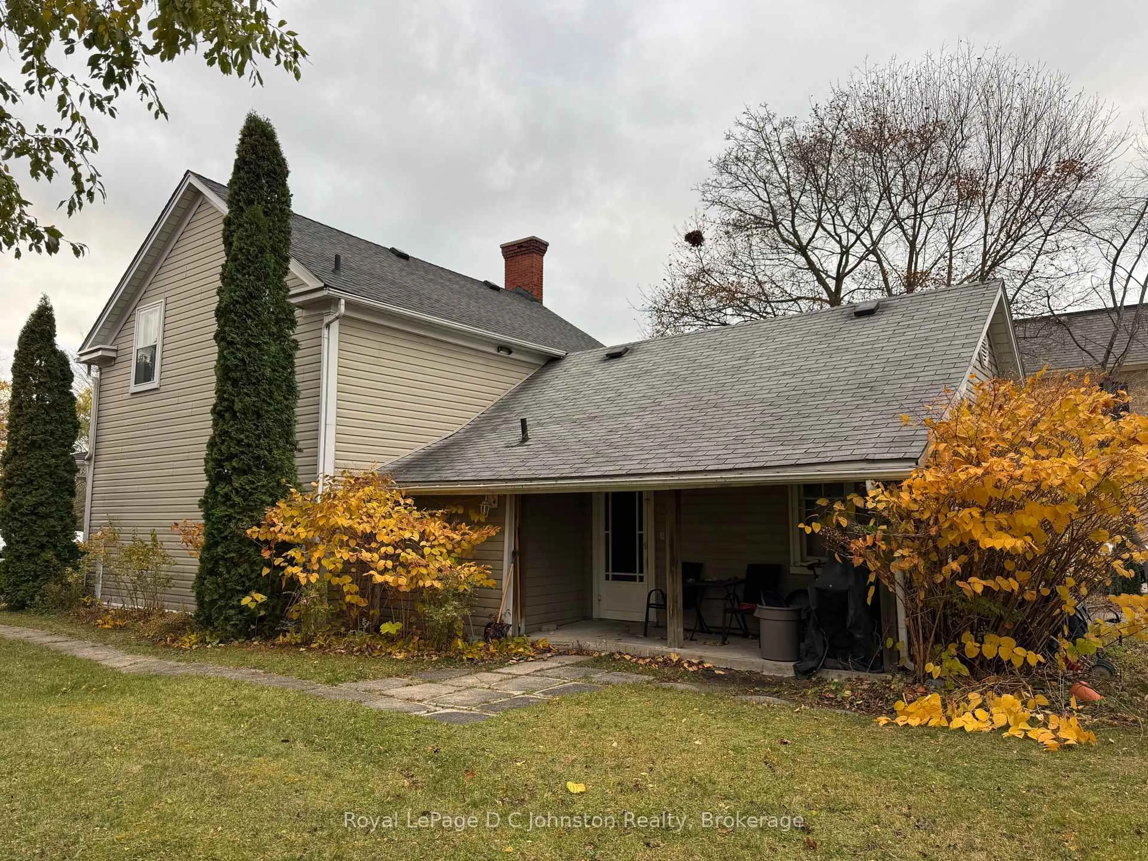 A pic from outside/outdoor area/front of a property/back of a property/a pic from drone, street for 136 High St, Saugeen Shores Ontario N0H 2L0