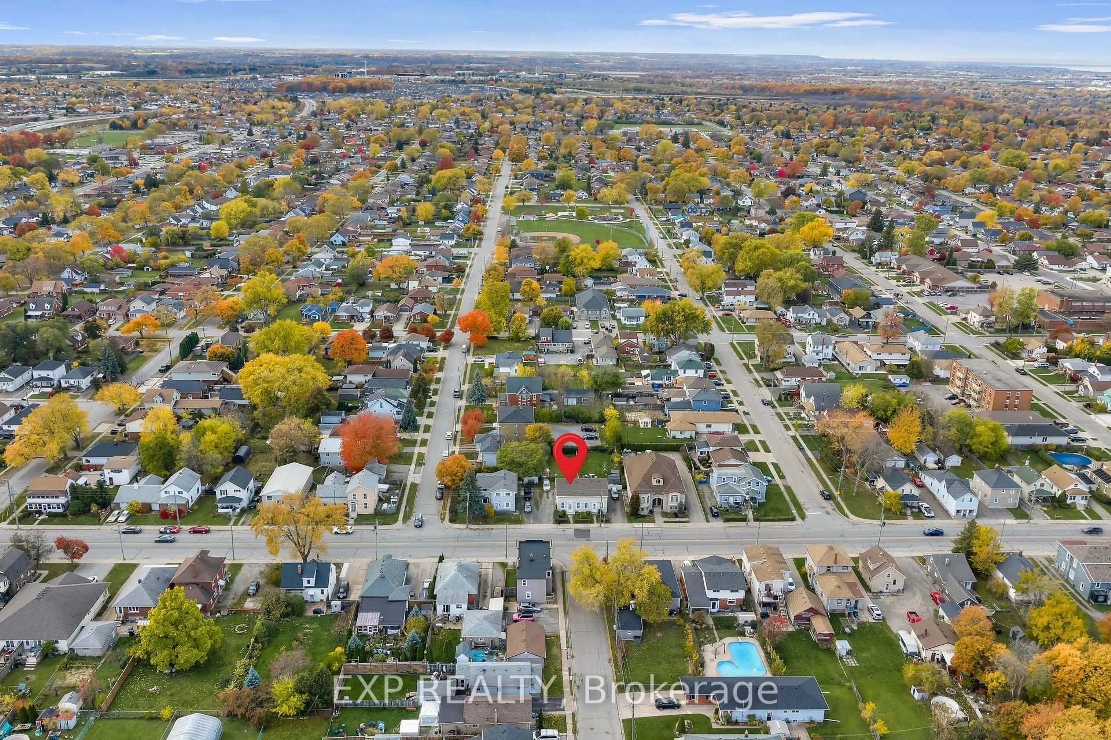 A pic from outside/outdoor area/front of a property/back of a property/a pic from drone, street for 67 Pine St, Thorold Ontario L2V 3L6
