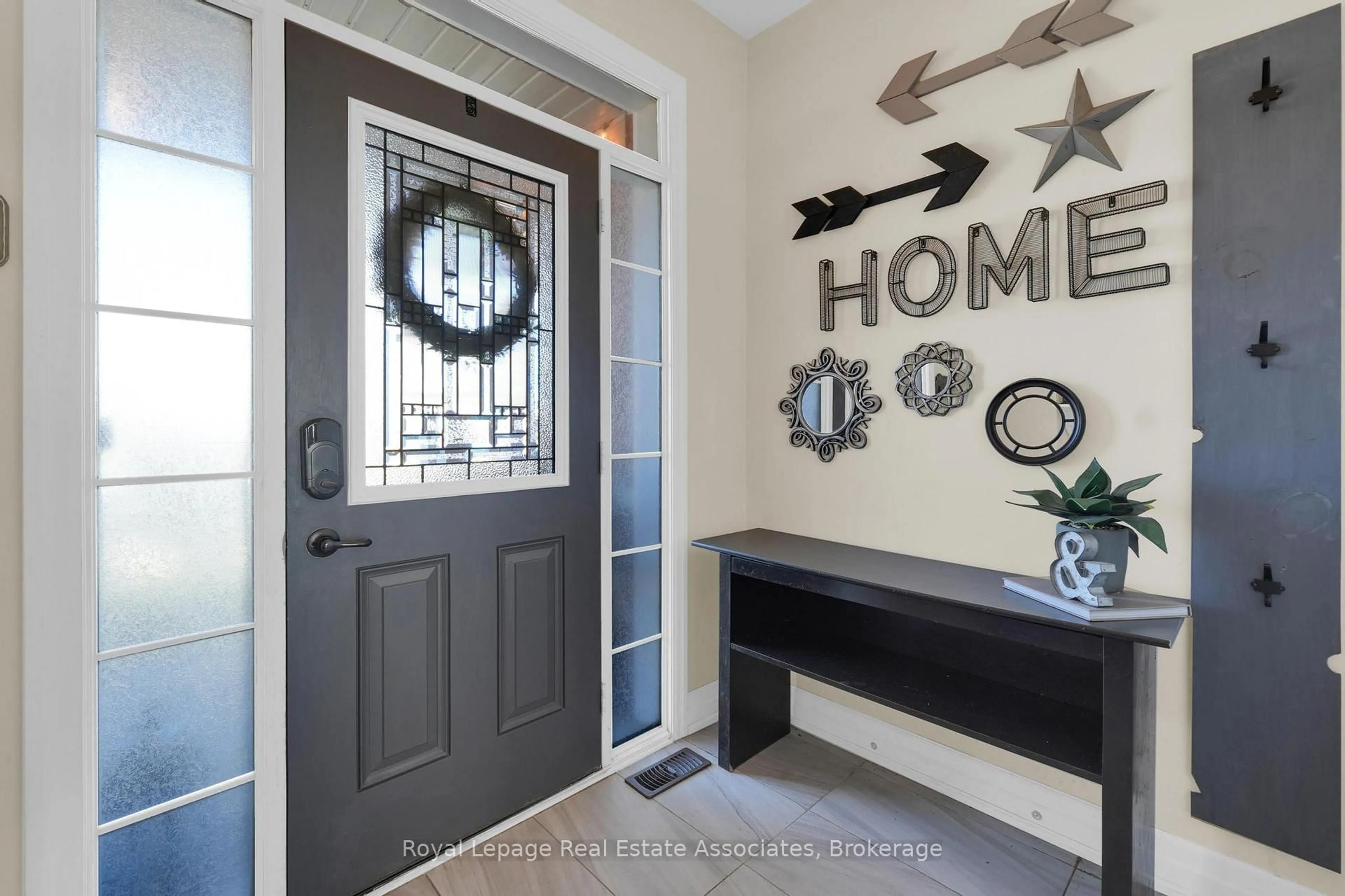 Indoor entryway for 4316 Shuttleworth Dr, Niagara Falls Ontario L2G 0X5