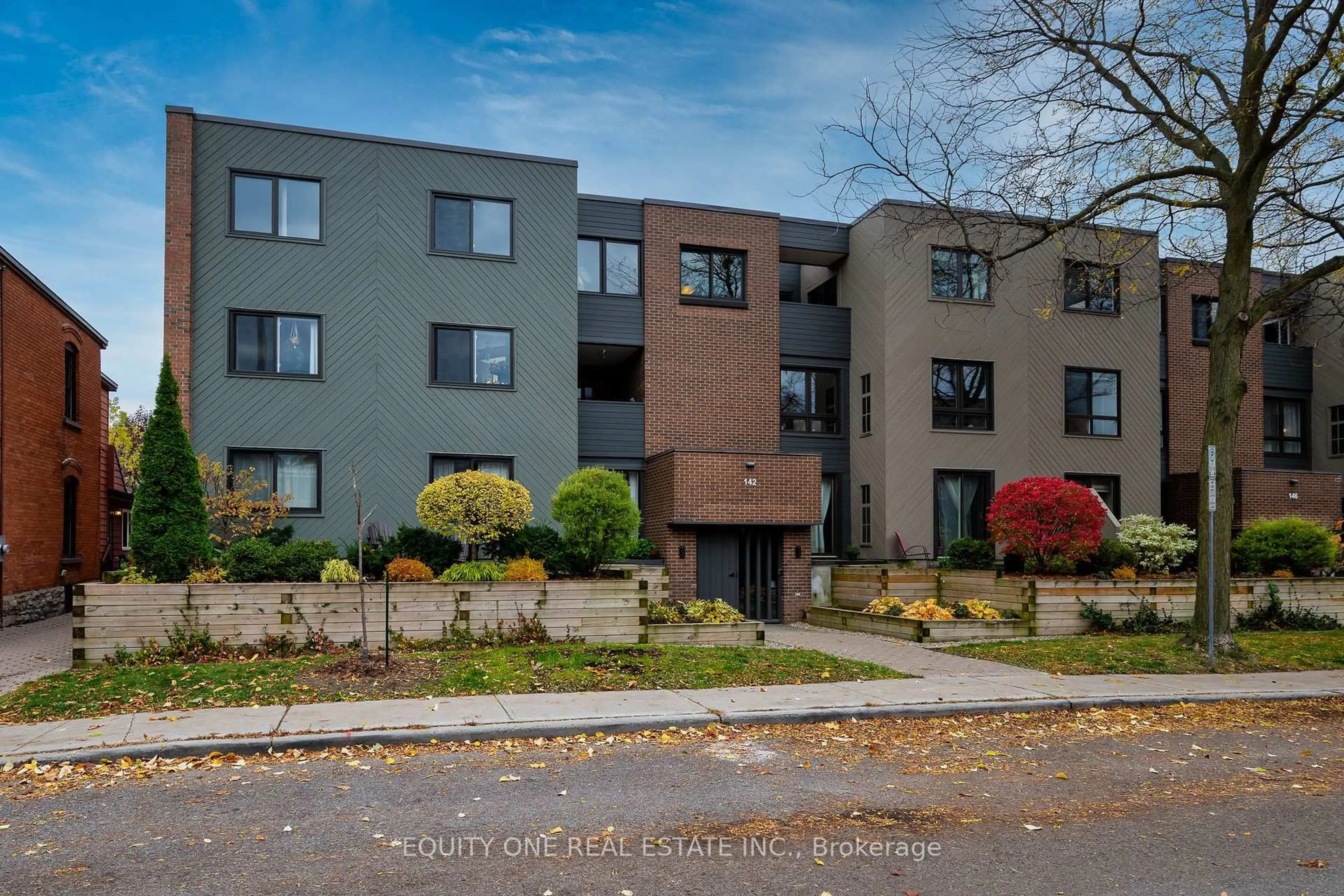 Unknown for 142 Waverley St #2b, Ottawa Ontario K2P 0V4