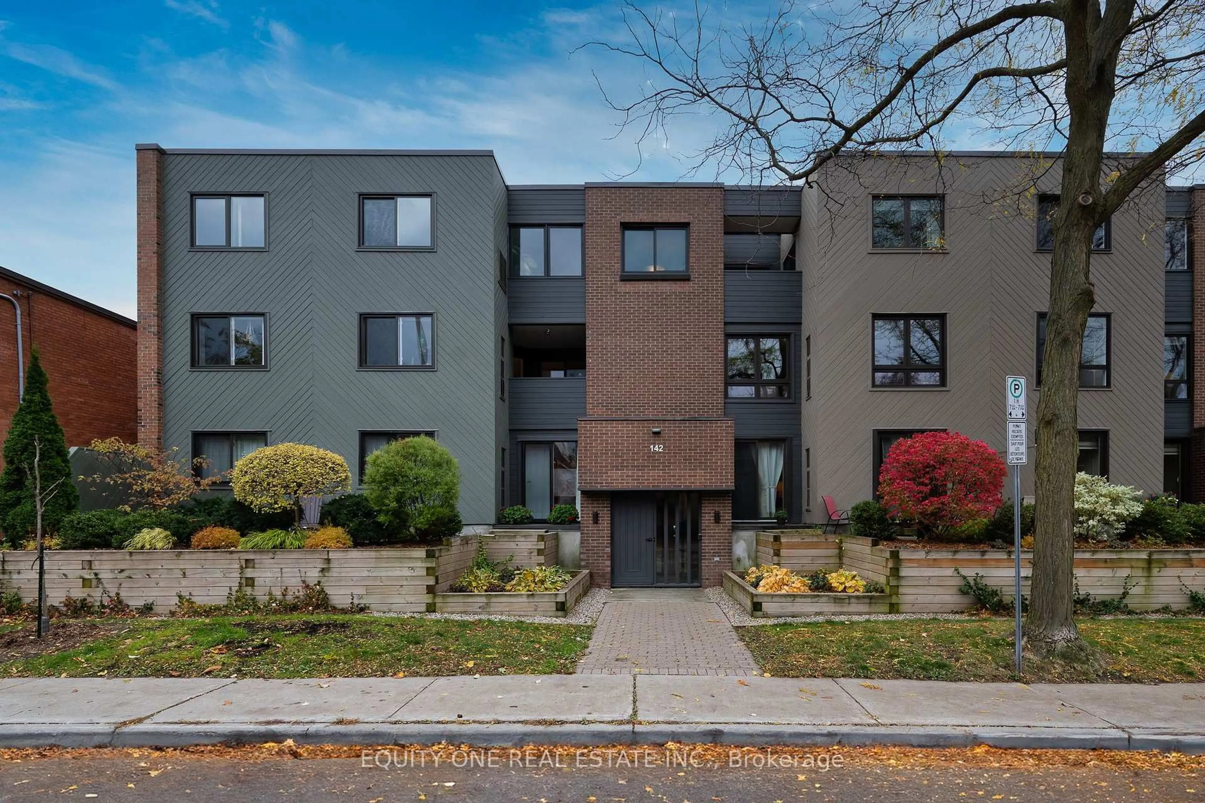 Unknown for 142 Waverley St #2b, Ottawa Ontario K2P 0V4