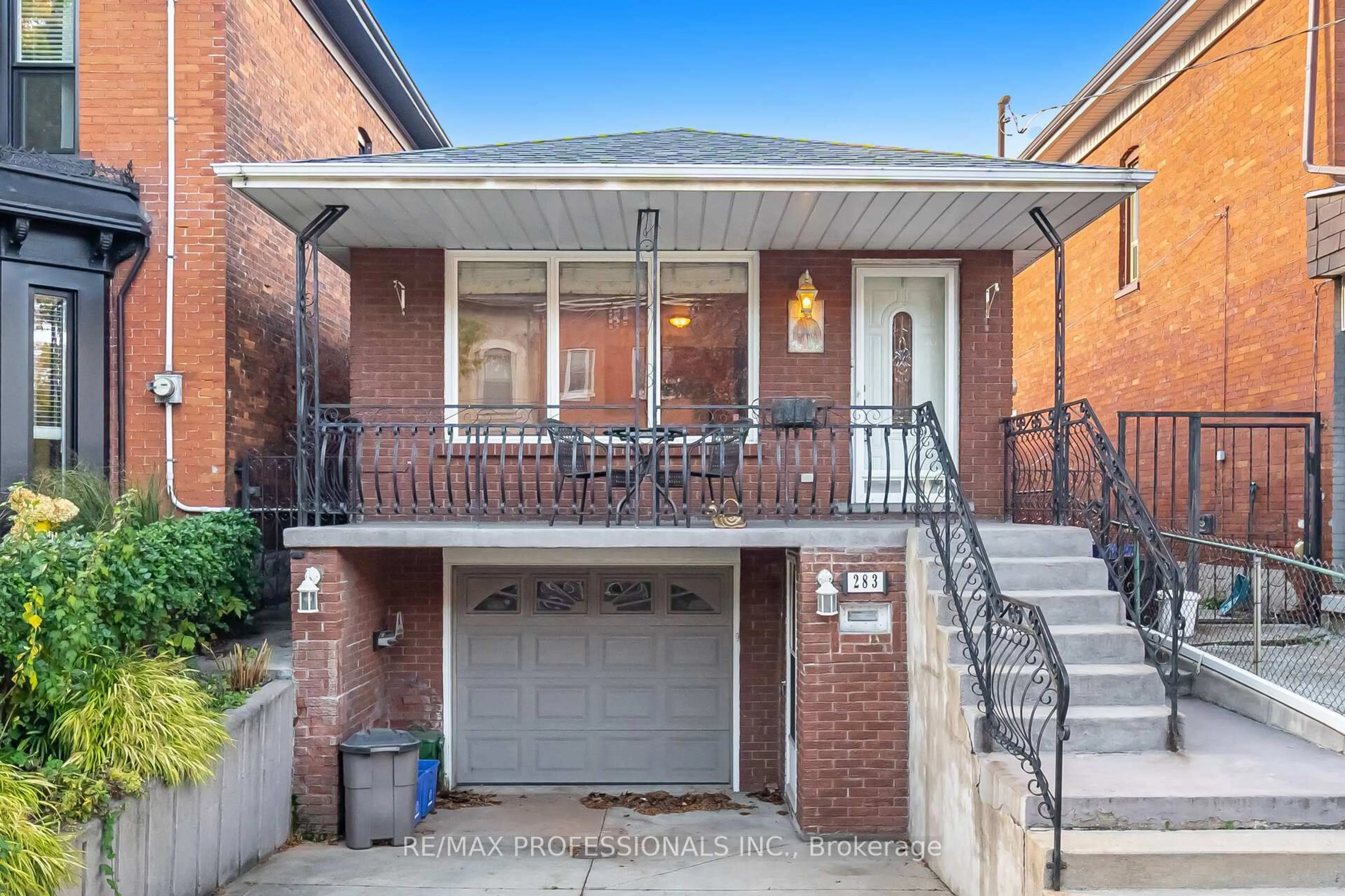 Home with brick exterior material, street for 283 John St, Hamilton Ontario L8L 4P6