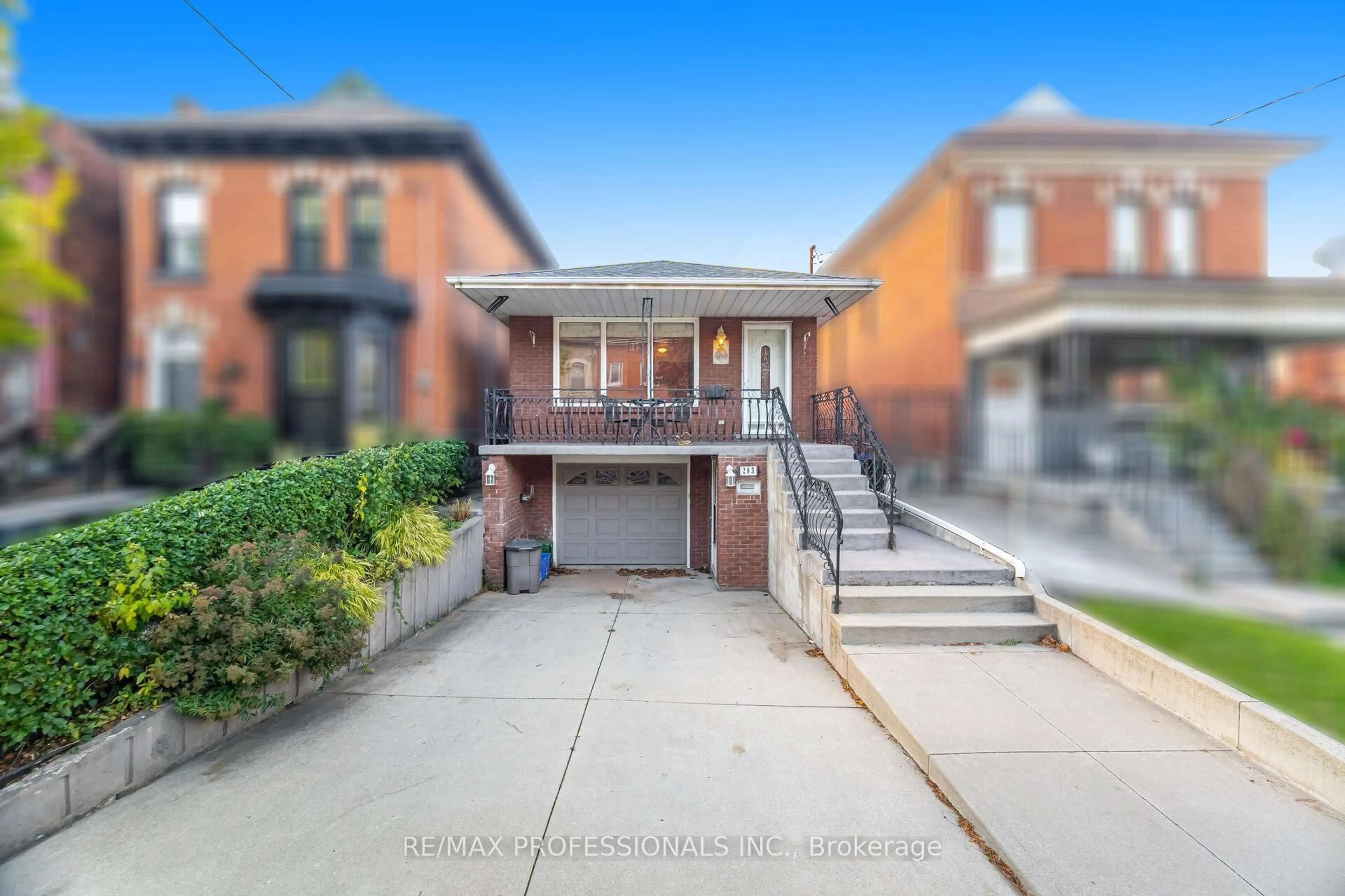 Home with brick exterior material, street for 283 John St, Hamilton Ontario L8L 4P6