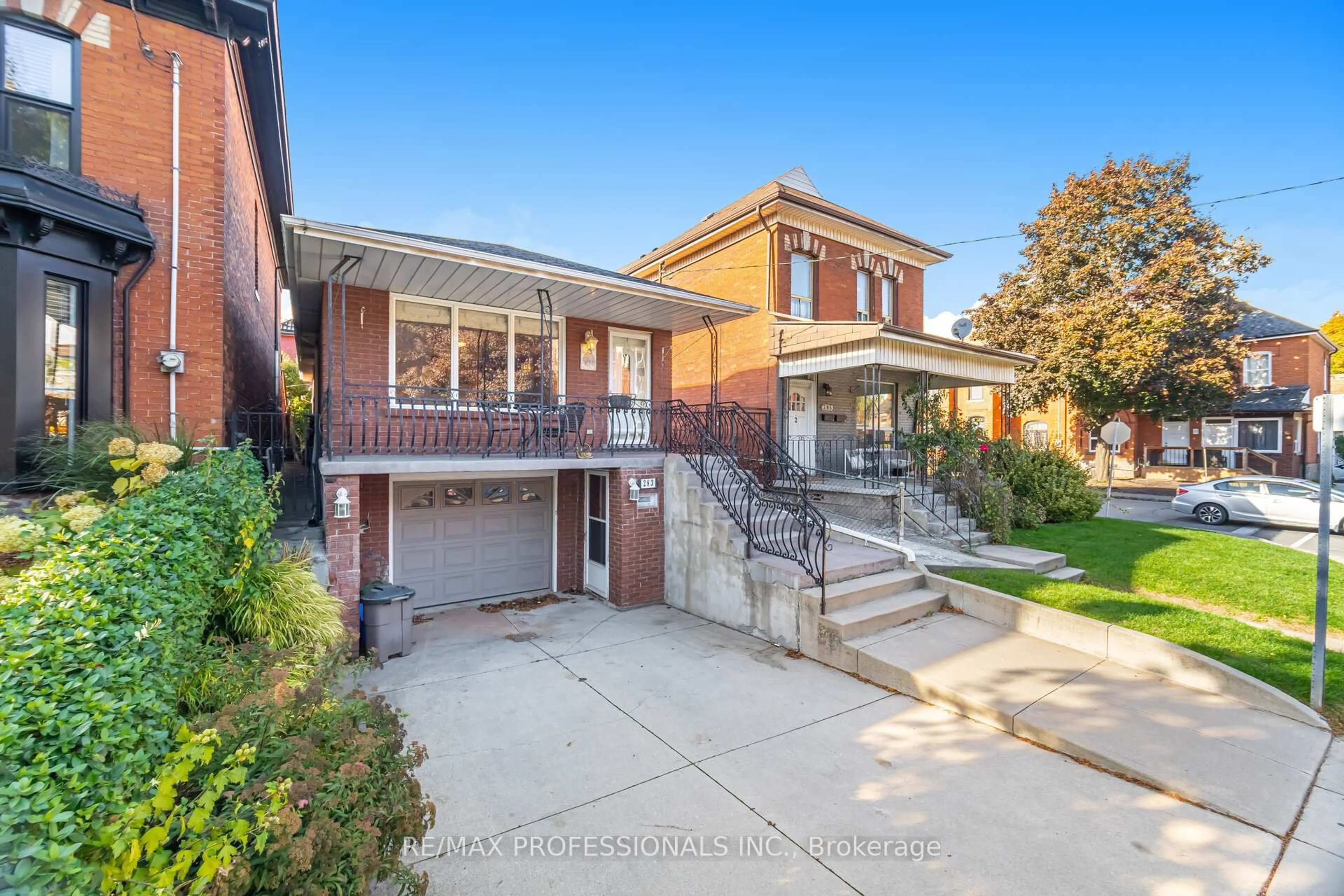 Home with brick exterior material, street for 283 John St, Hamilton Ontario L8L 4P6