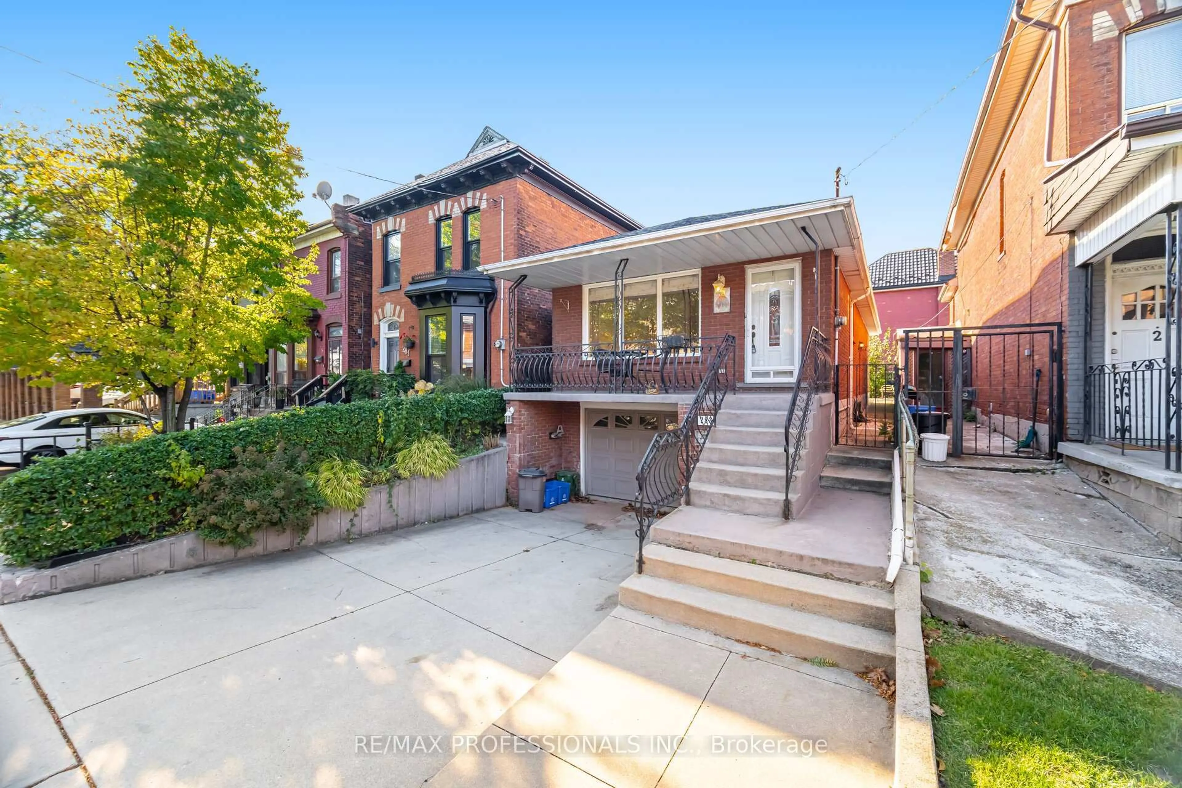 Home with brick exterior material, street for 283 John St, Hamilton Ontario L8L 4P6