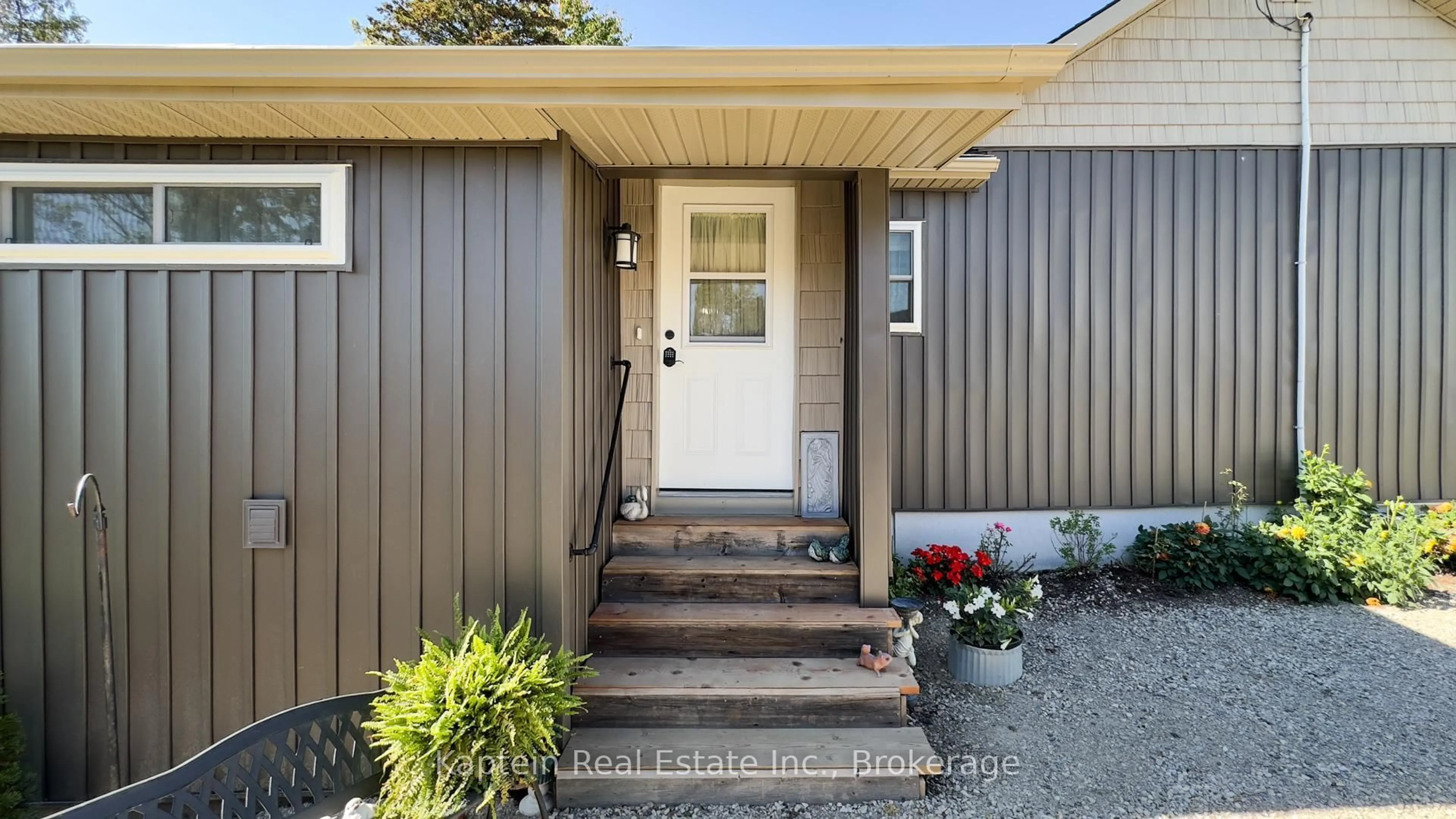 Indoor entryway for 37063a Amberly Rd, Ashfield-Colborne-Wawanosh Ontario N0G 2H0