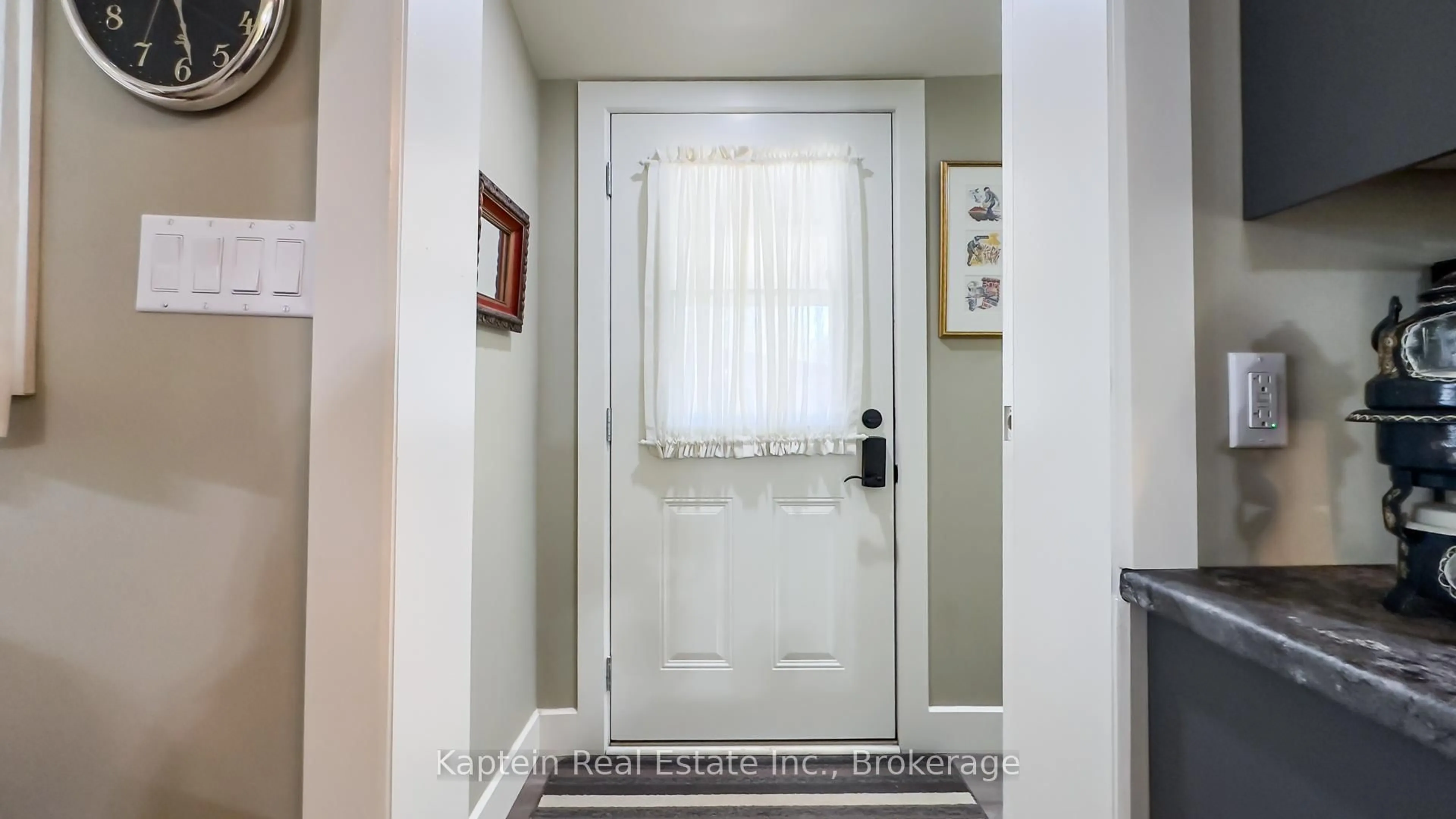 Indoor entryway for 37063a Amberly Rd, Ashfield-Colborne-Wawanosh Ontario N0G 2H0