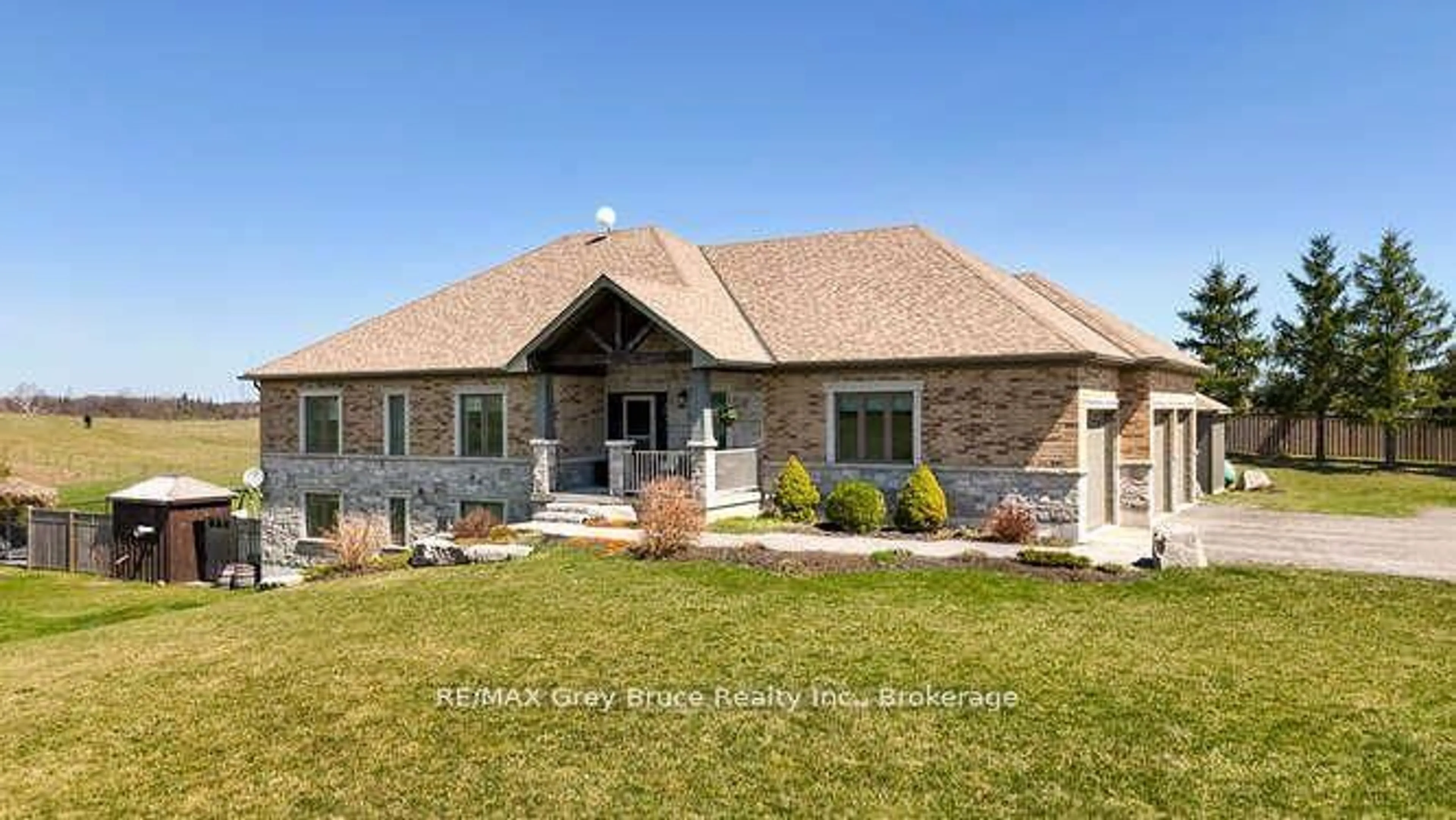 Home with brick exterior material, unknown for 391323 18TH Line, East Garafraxa Ontario L9W 7E3