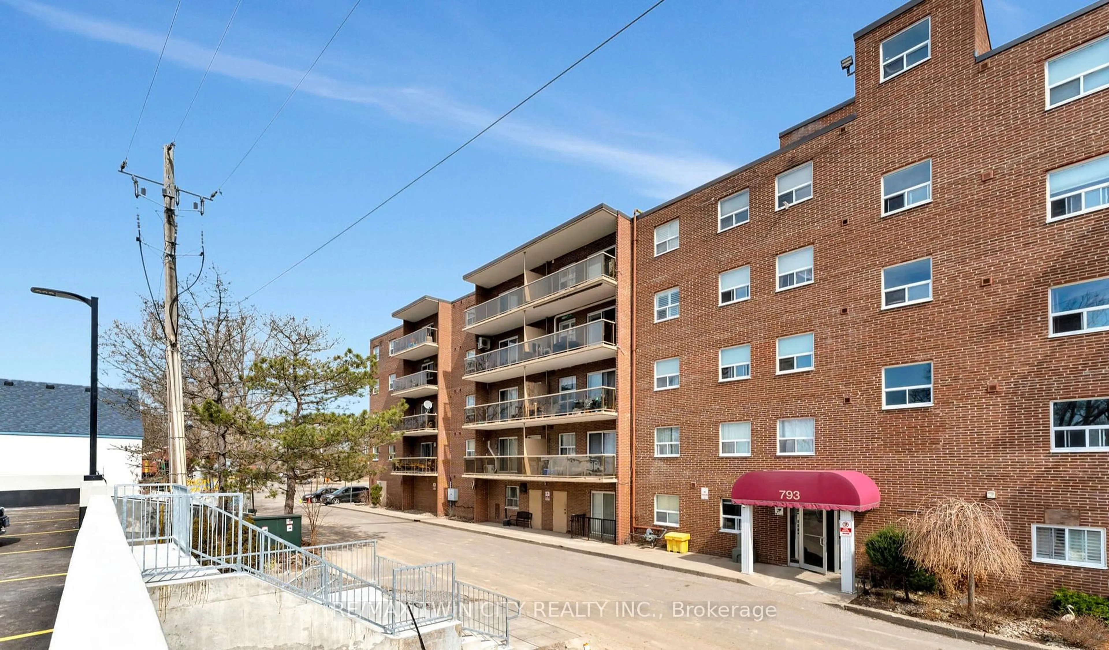 Patio, street for 793 Colborne St #207, Brantford Ontario N3S 7J3