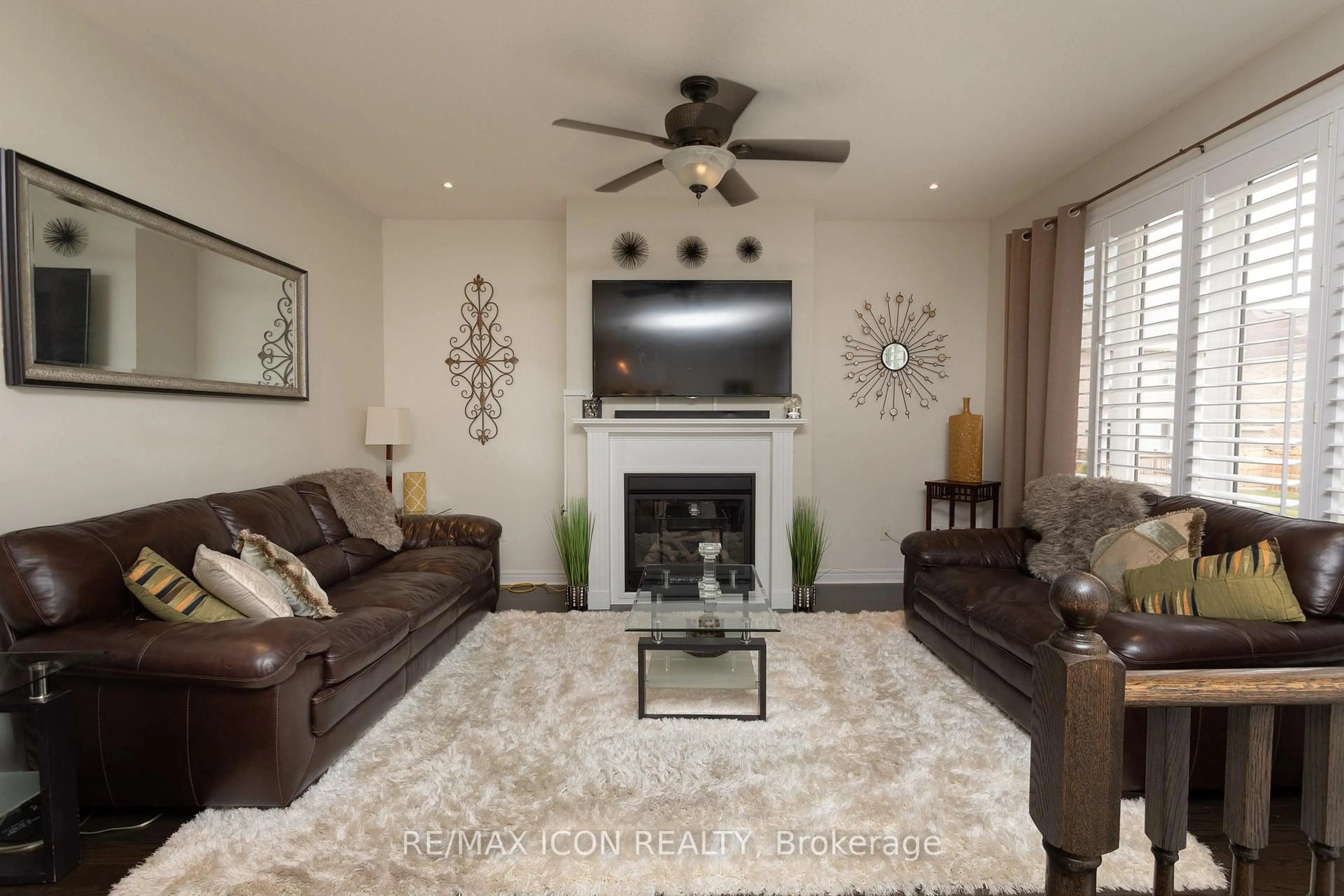 Living room with furniture, unknown for 1024 Upper Thames Dr, Woodstock Ontario N4T 0H4