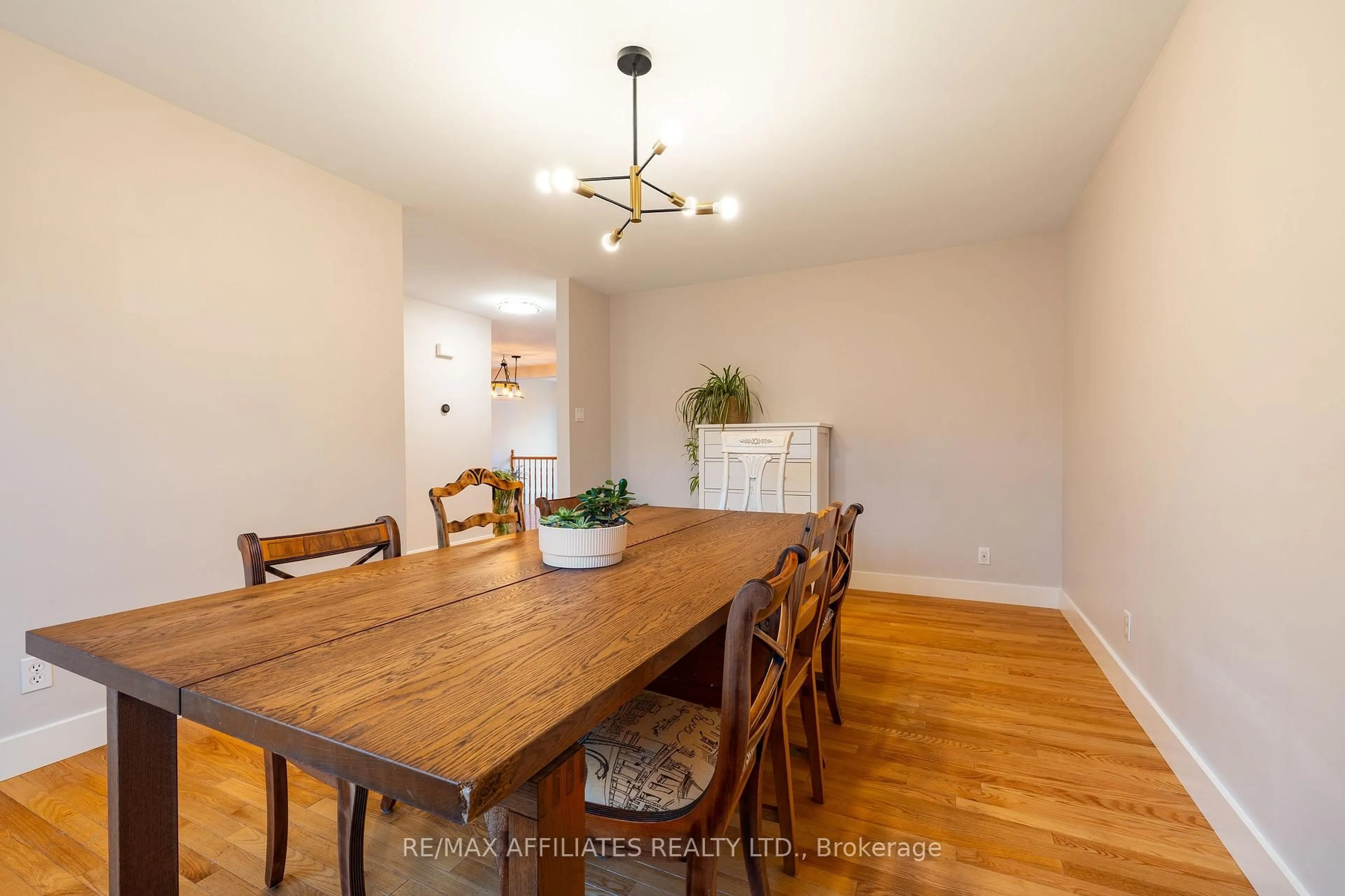 Dining room, wood/laminate floor for 1687 Tache Way, Ottawa Ontario K4A 2T5