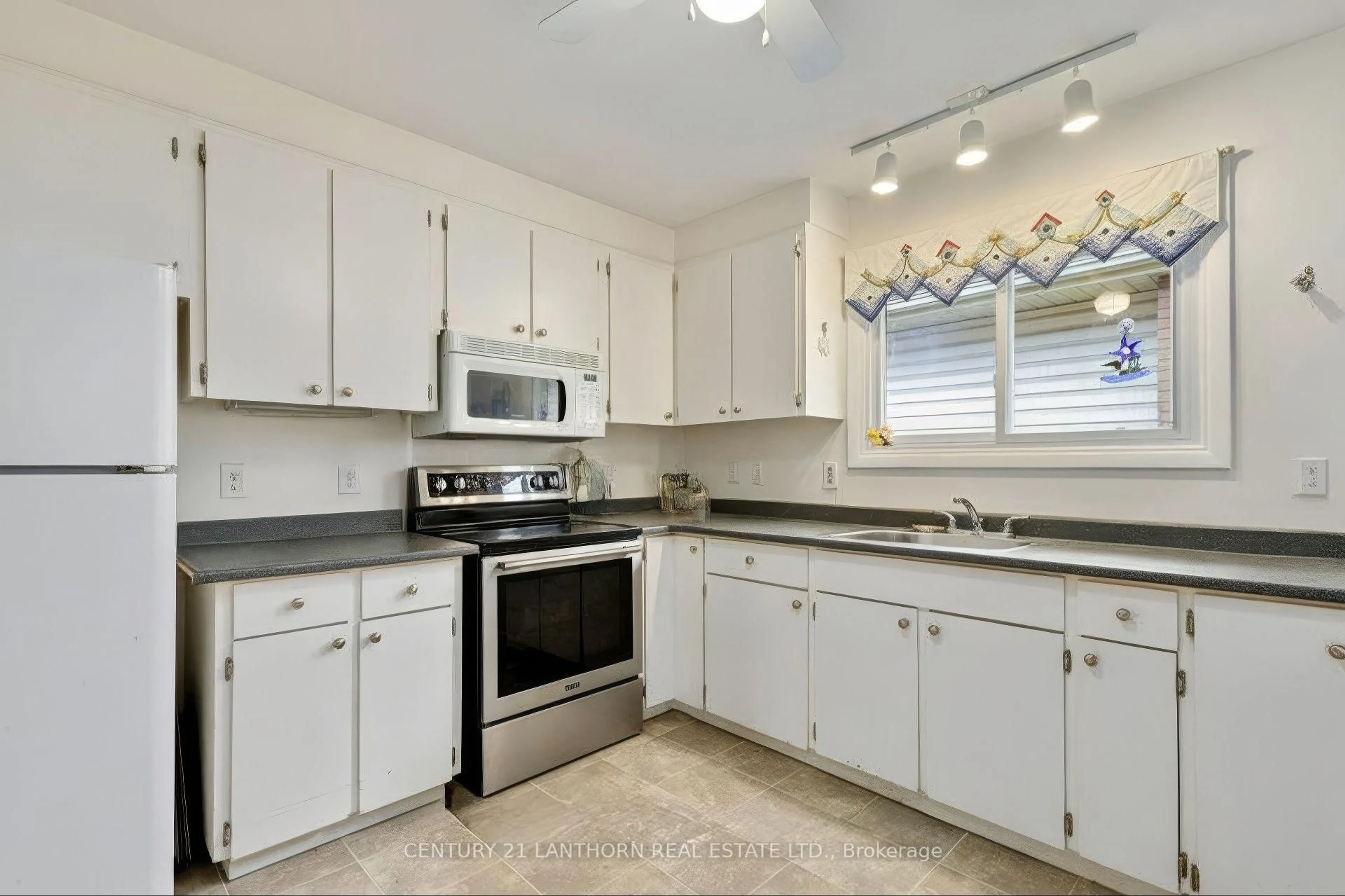 Standard kitchen, ceramic/tile floor for 4 Highview Cres, Belleville Ontario K8P 3G4