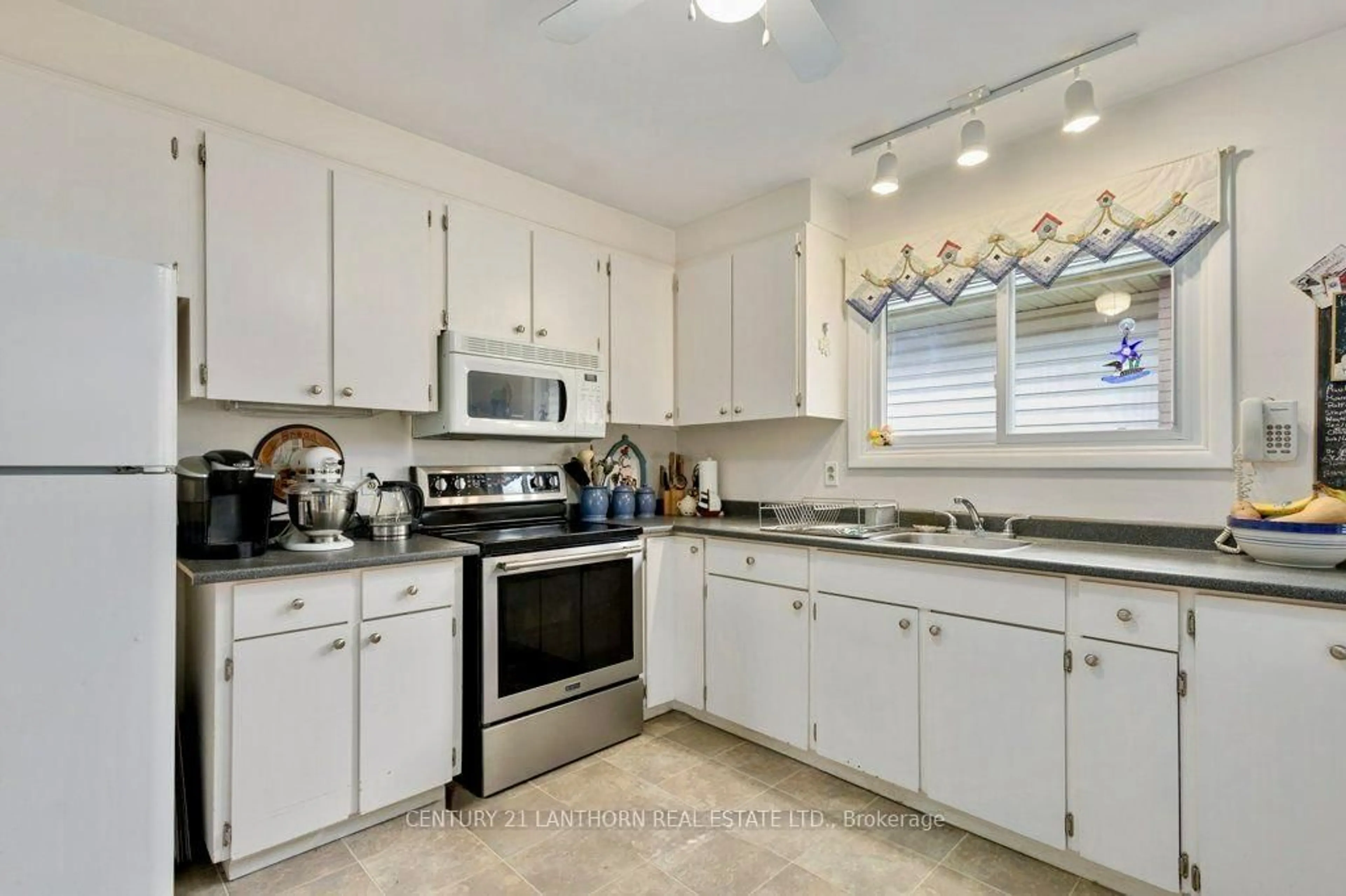 Standard kitchen, ceramic/tile floor for 4 Highview Cres, Belleville Ontario K8P 3G4