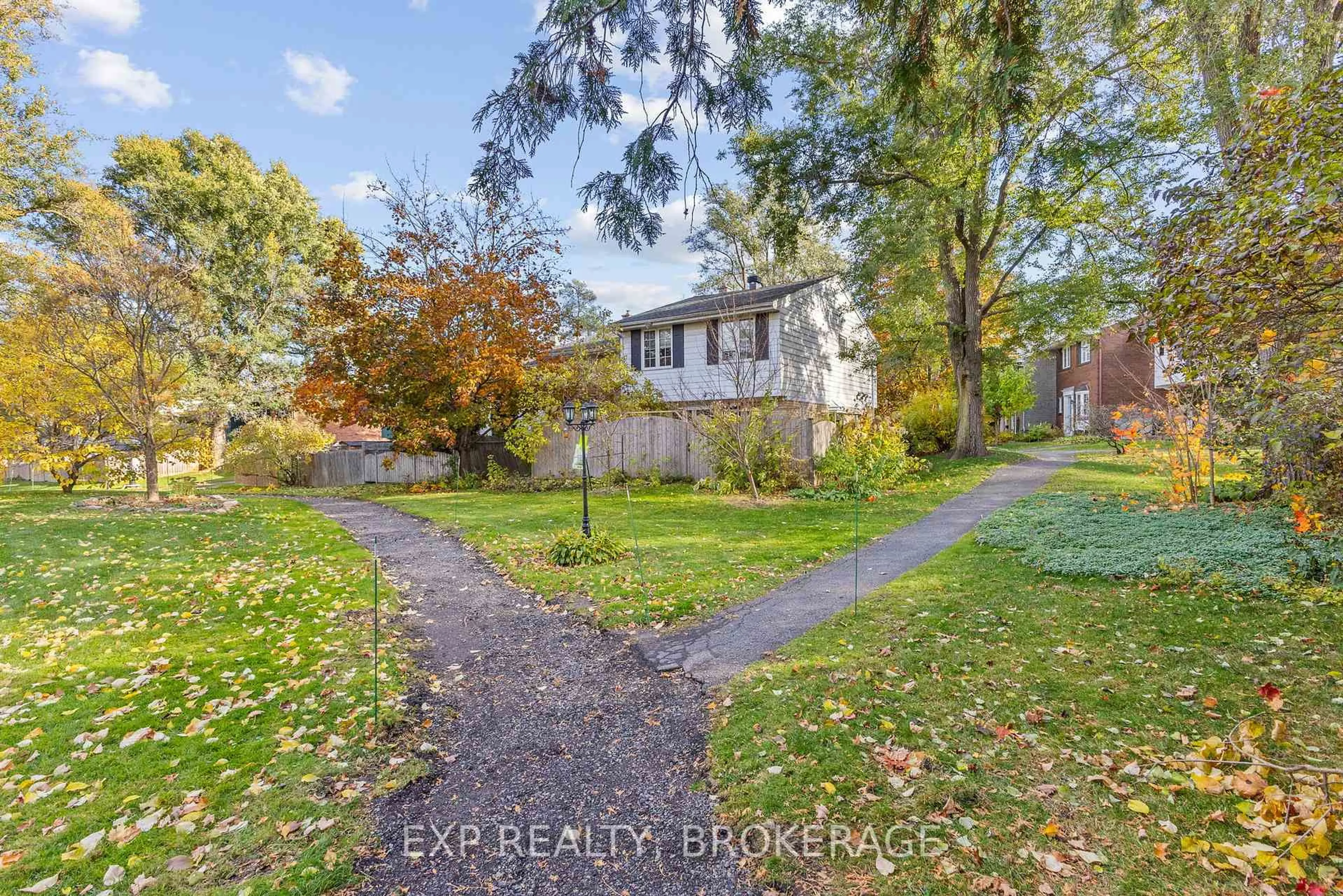 A pic from outside/outdoor area/front of a property/back of a property/a pic from drone, street for 896 Walkley Rd, Ottawa Ontario K1V 6R5