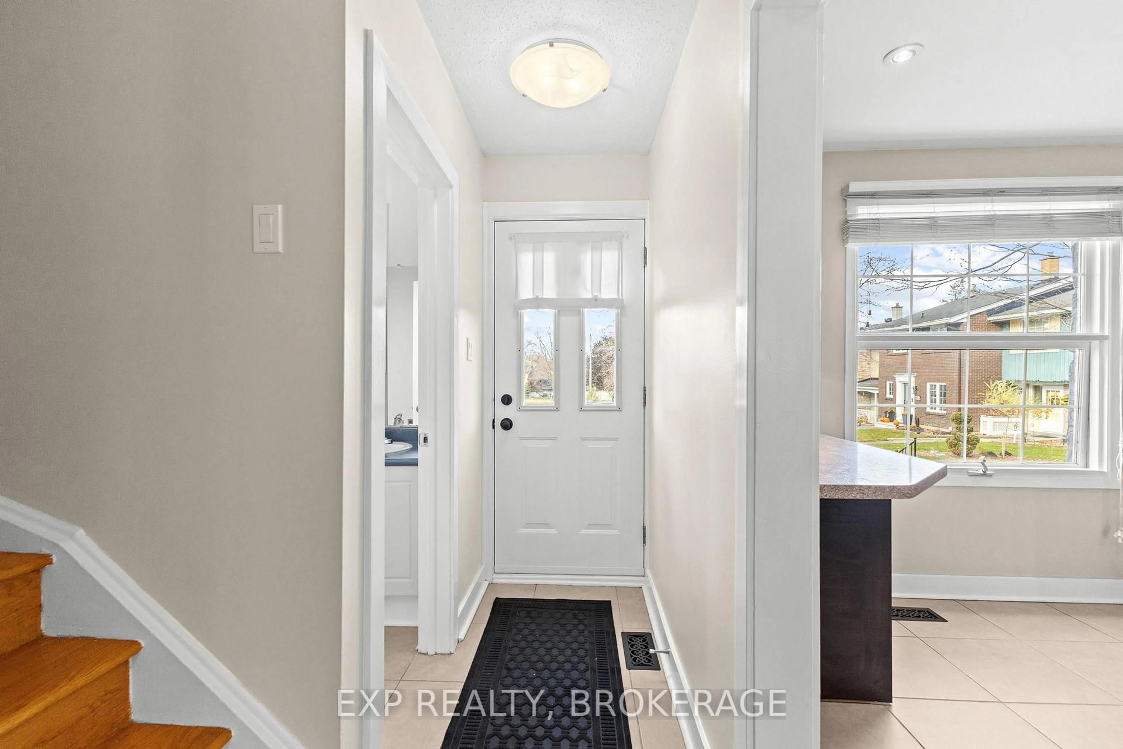 Indoor entryway for 896 Walkley Rd, Ottawa Ontario K1V 6R5