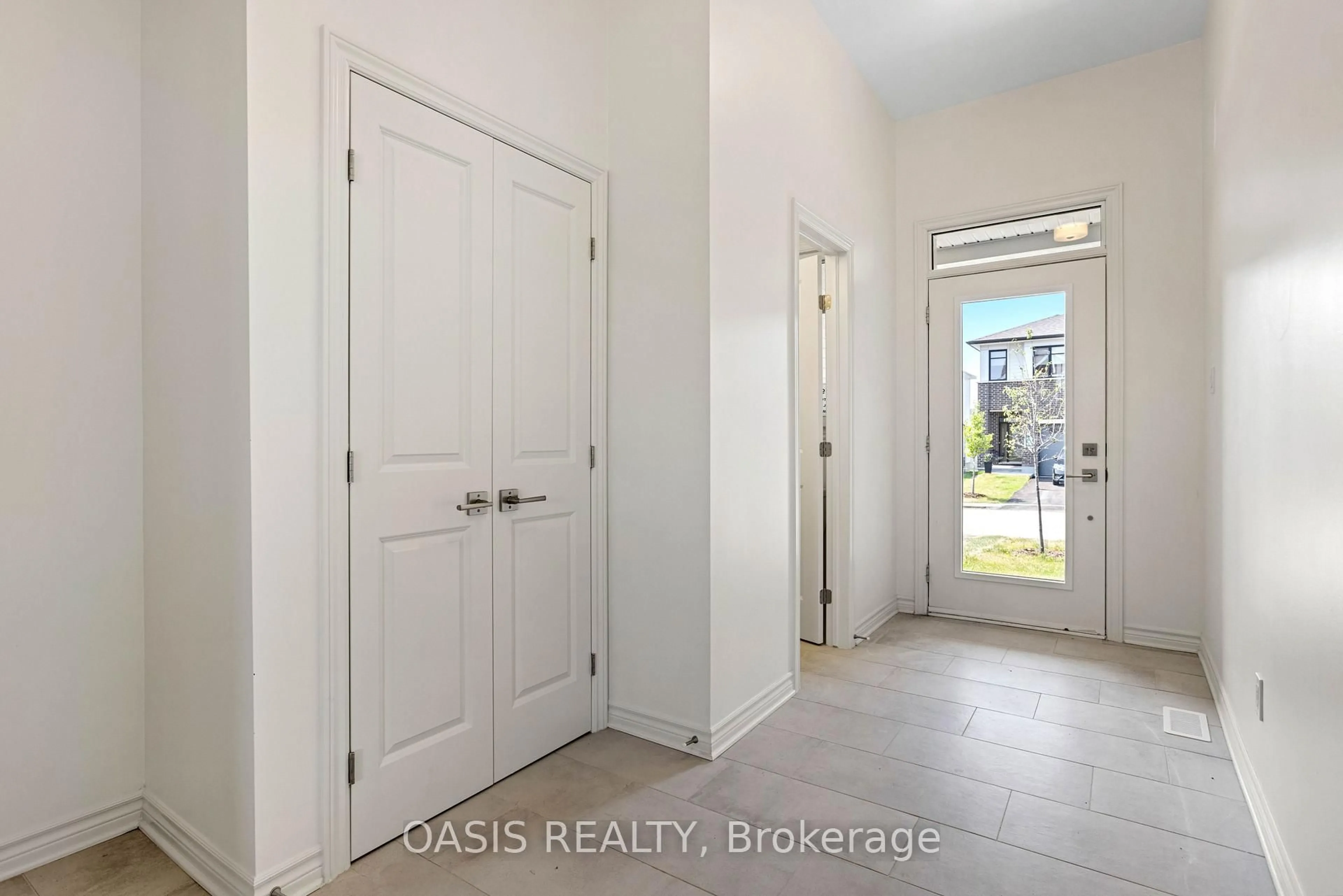 Indoor entryway for 1055 Cope Dr, Stittsville Ontario K2S 3B5