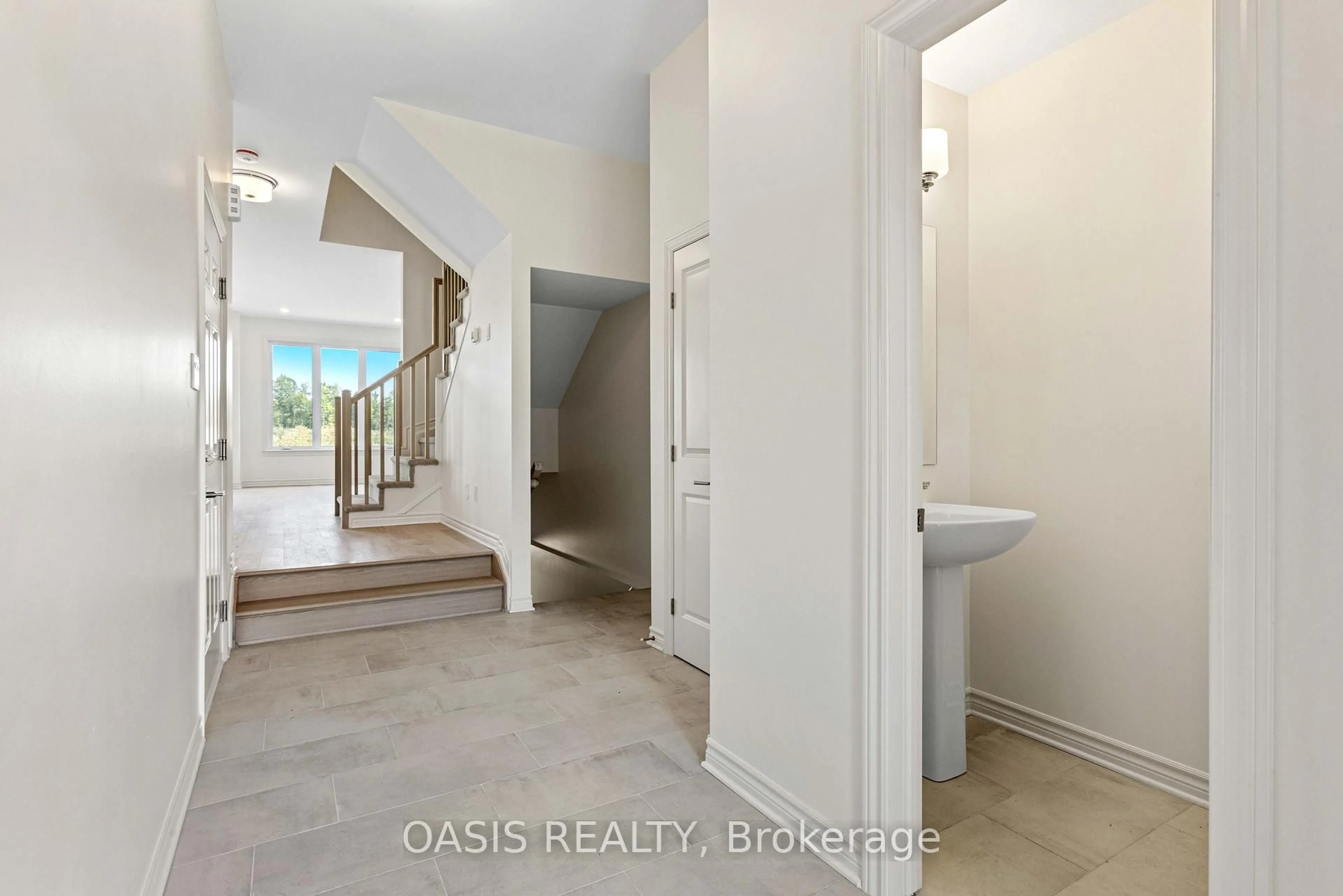 Indoor entryway for 1055 Cope Dr, Stittsville Ontario K2S 3B5