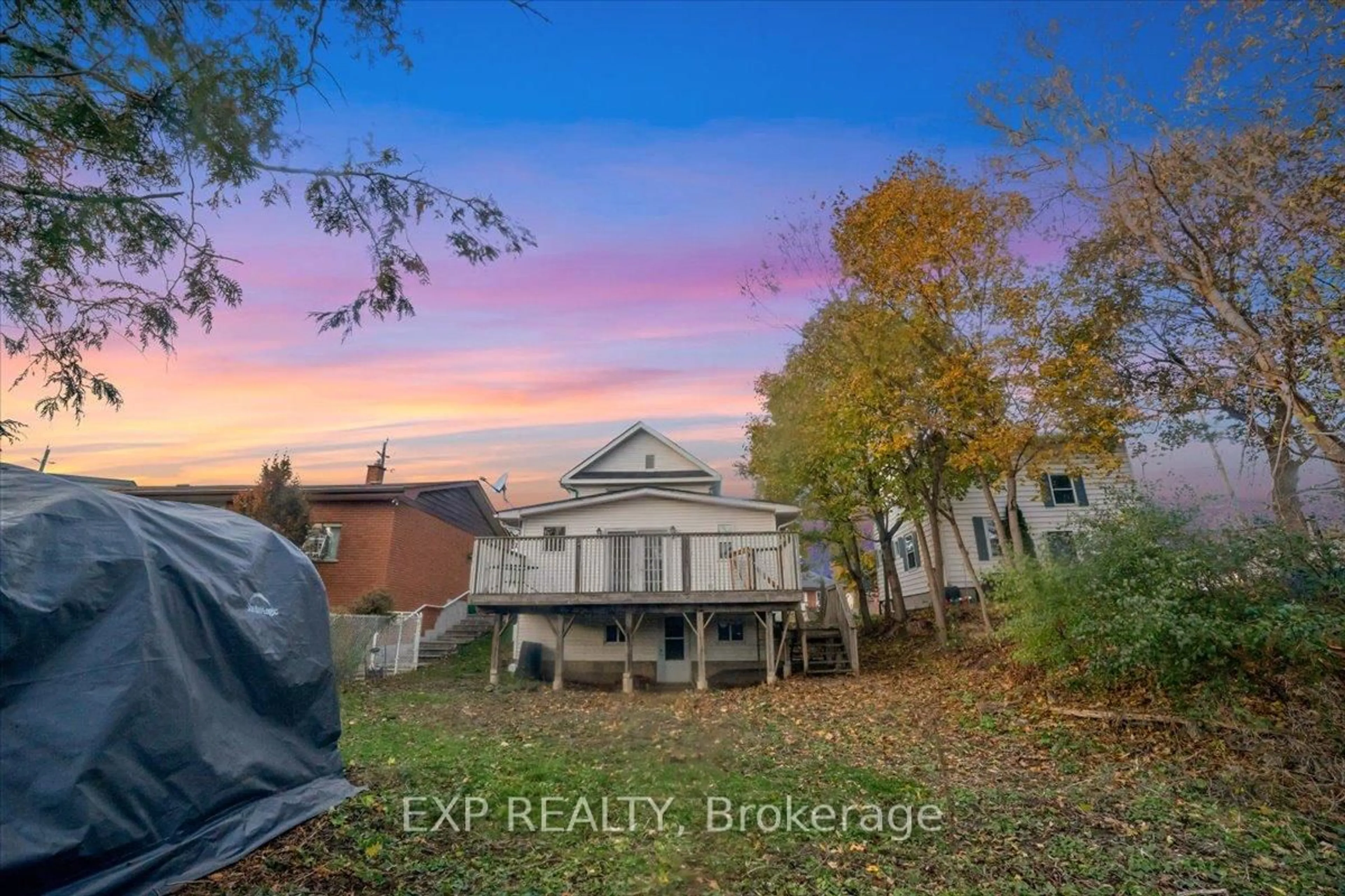 A pic from outside/outdoor area/front of a property/back of a property/a pic from drone, building for 611 Romaine St, Peterborough Ontario K9J 2E5