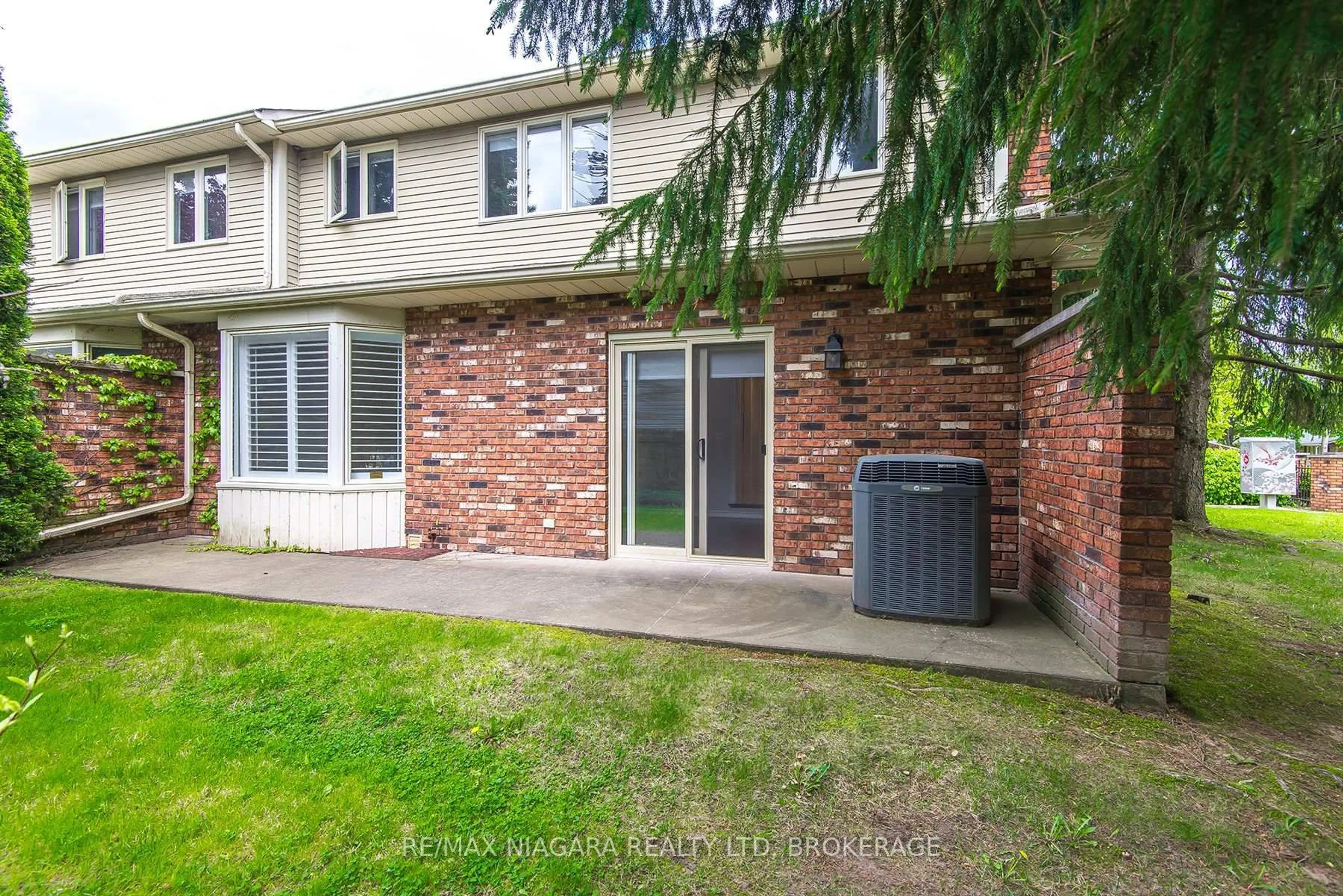 Patio, street for 1616 Pelham St #1, Pelham Ontario L0S 1E5