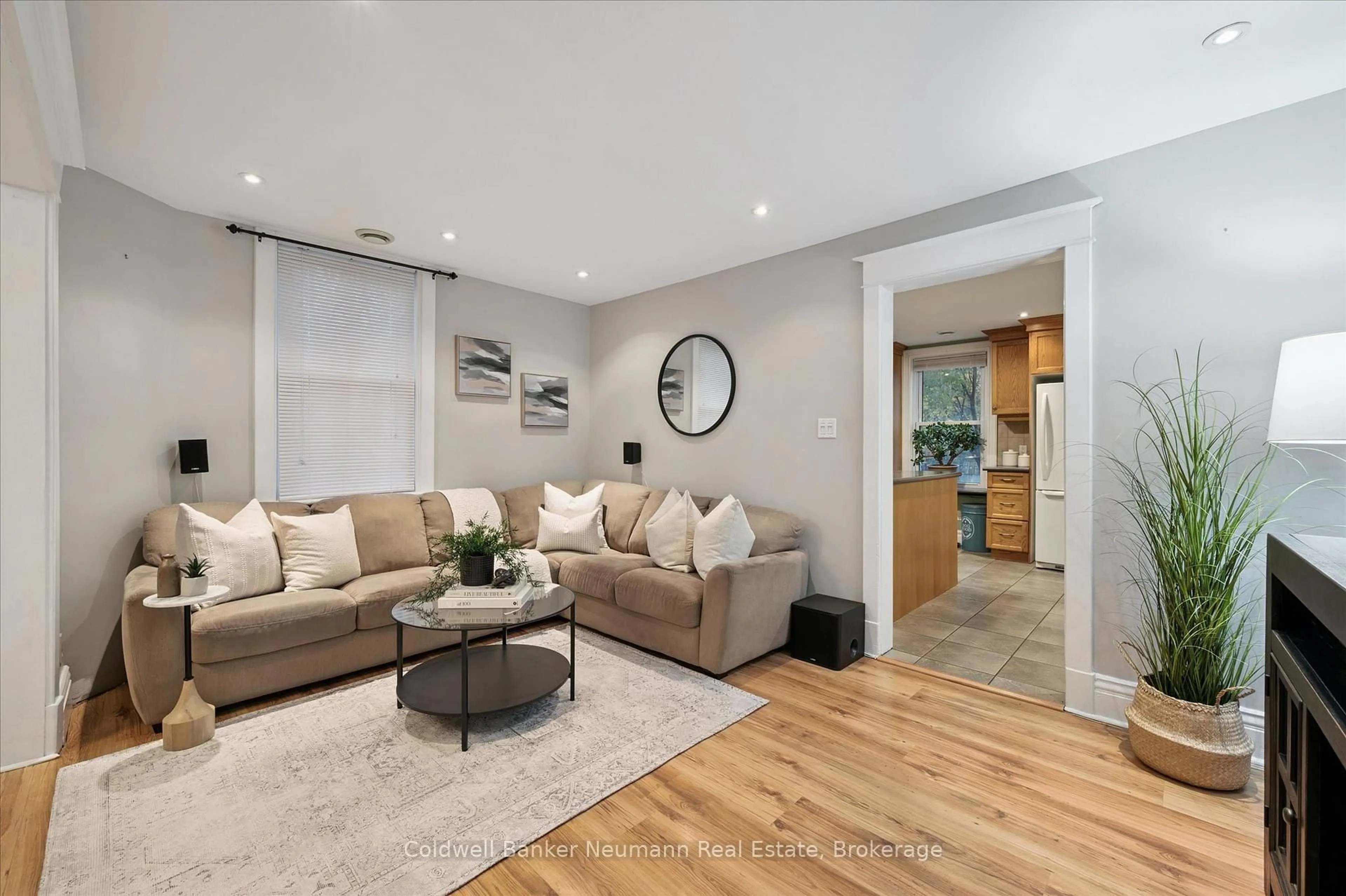 Living room with furniture, unknown for 8 Drew St, Guelph Ontario N1H 1Z5