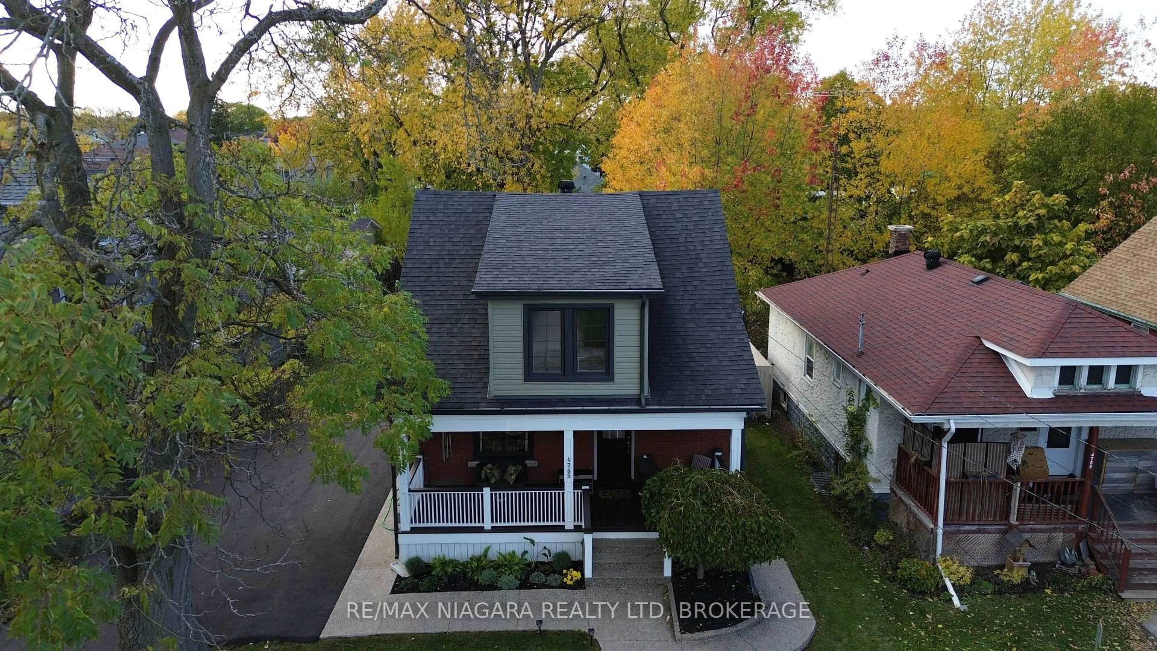 A pic from outside/outdoor area/front of a property/back of a property/a pic from drone, street for 4765 Second Ave, Niagara Falls Ontario L2E 4H7