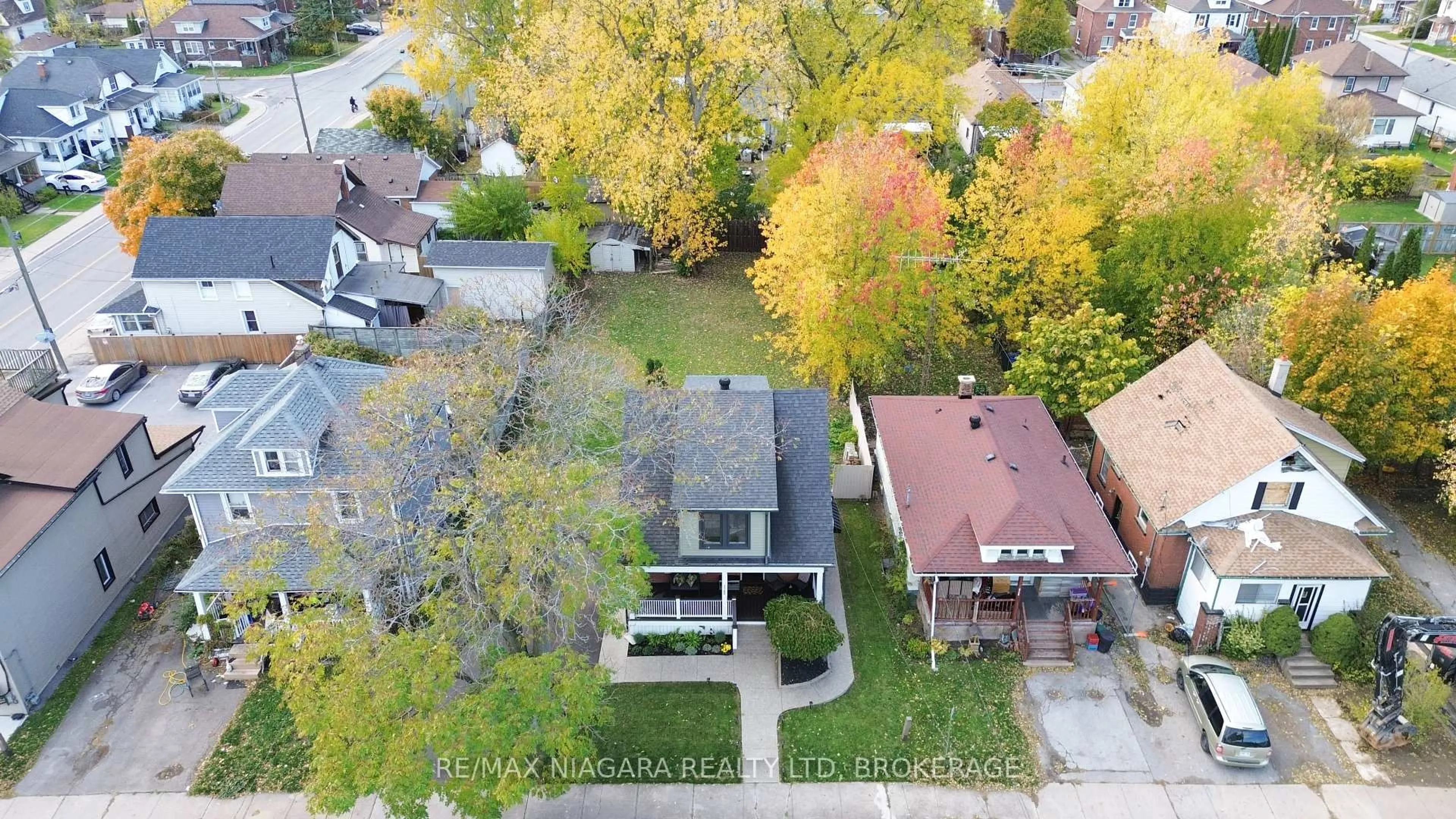A pic from outside/outdoor area/front of a property/back of a property/a pic from drone, street for 4765 Second Ave, Niagara Falls Ontario L2E 4H7
