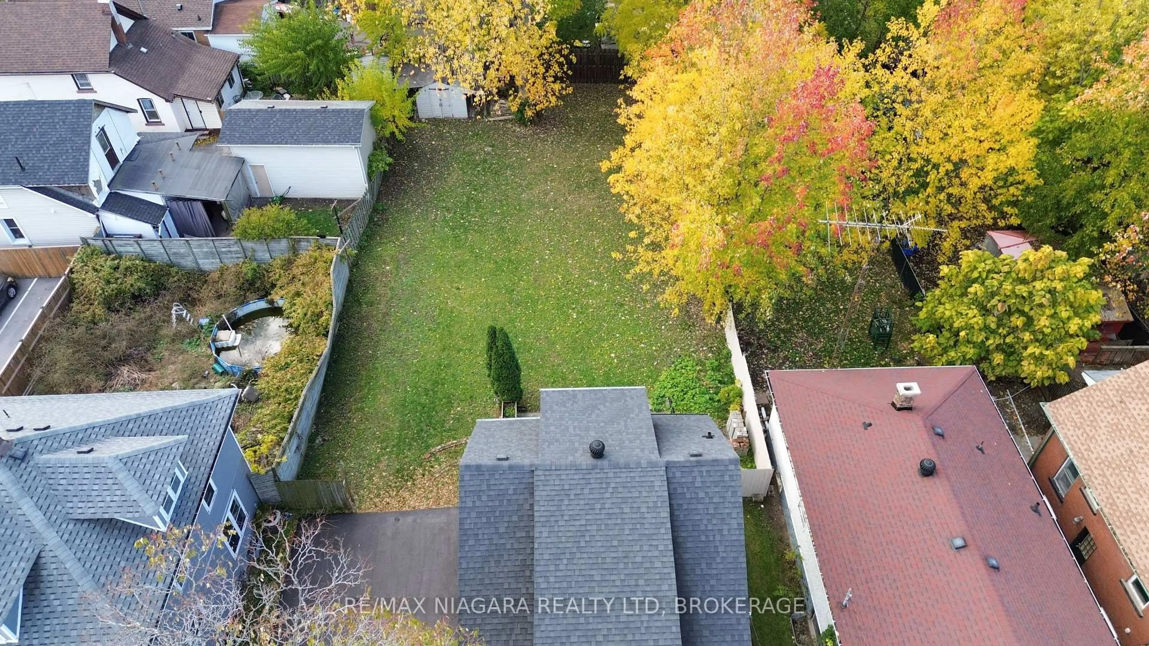 A pic from outside/outdoor area/front of a property/back of a property/a pic from drone, city buildings view from balcony for 4765 Second Ave, Niagara Falls Ontario L2E 4H7