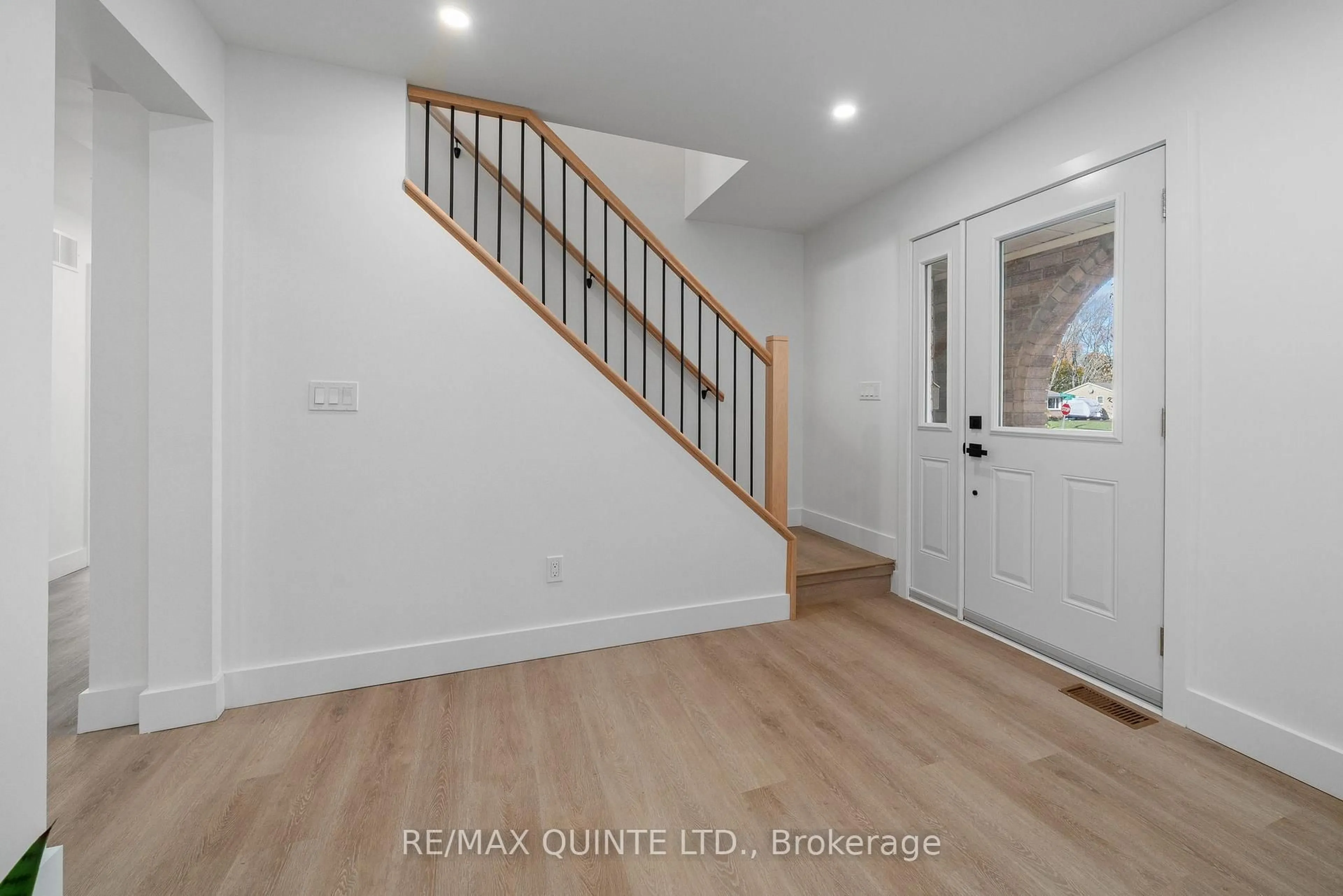Indoor entryway for 3 Cooke Crt, Belleville Ontario K8N 5N4