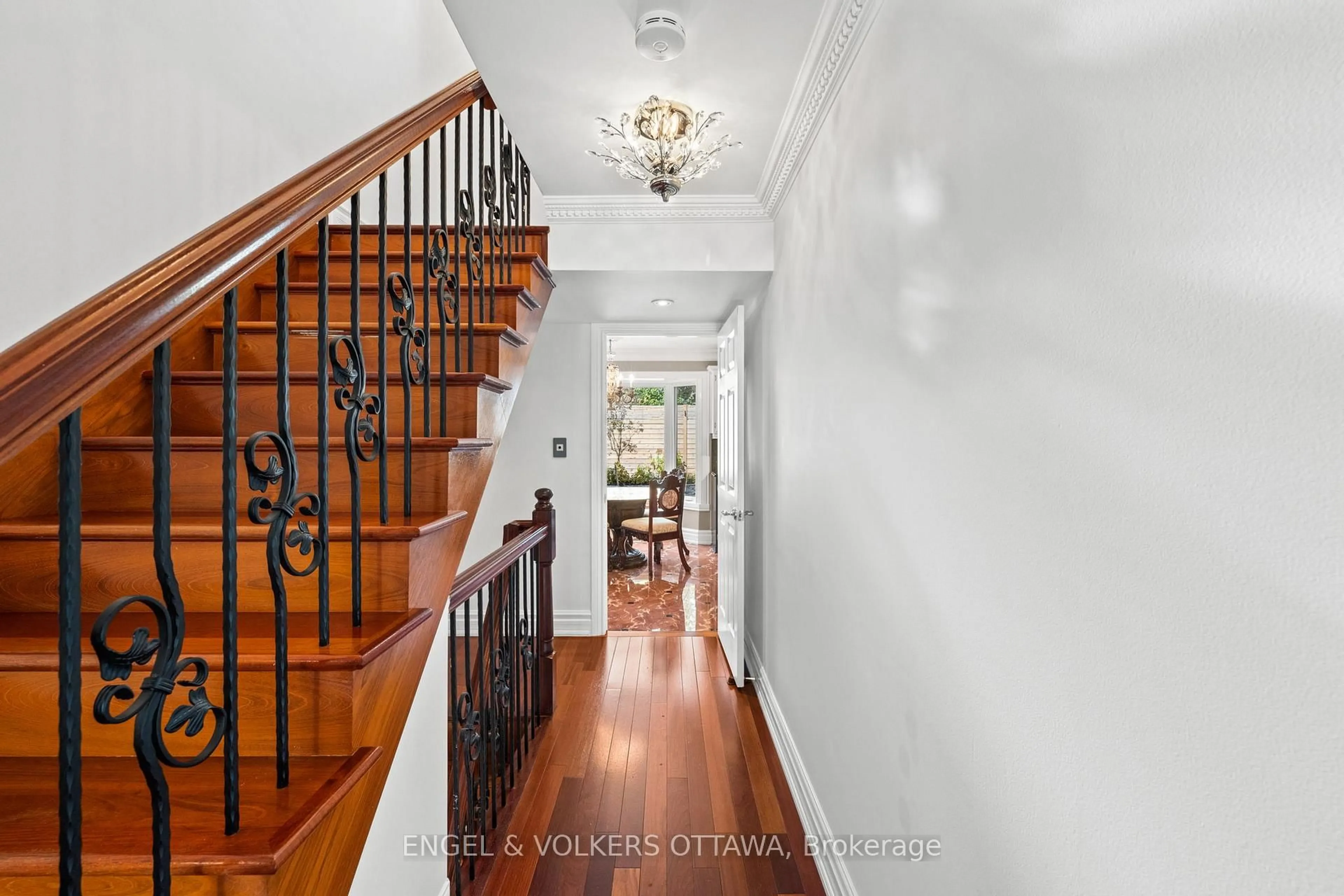 Indoor foyer for 563 Merkley Dr, Ottawa Ontario K4A 1V9