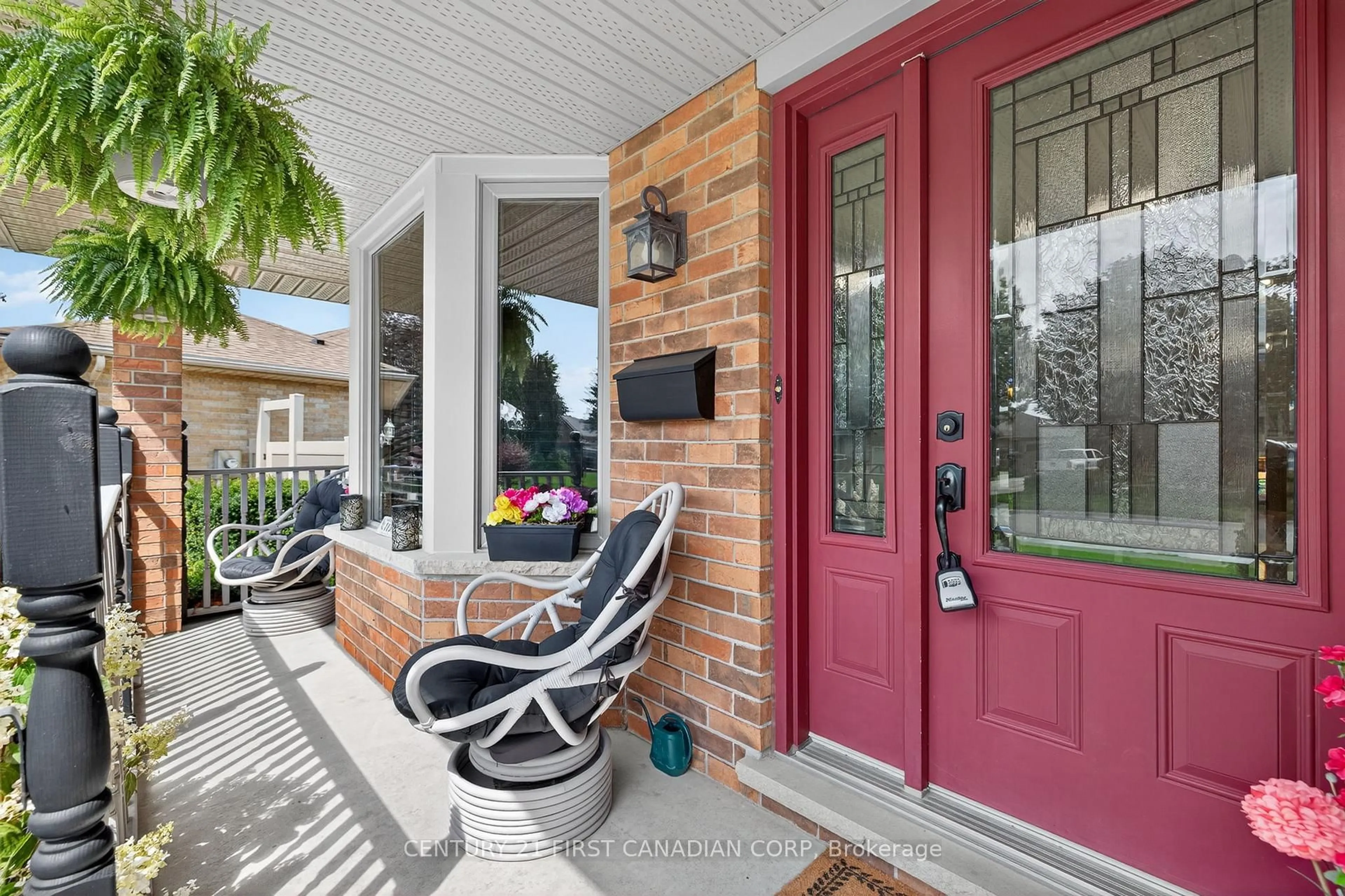 Indoor entryway for 19 Hemlock Blvd, Strathroy-Caradoc Ontario N7G 4B9