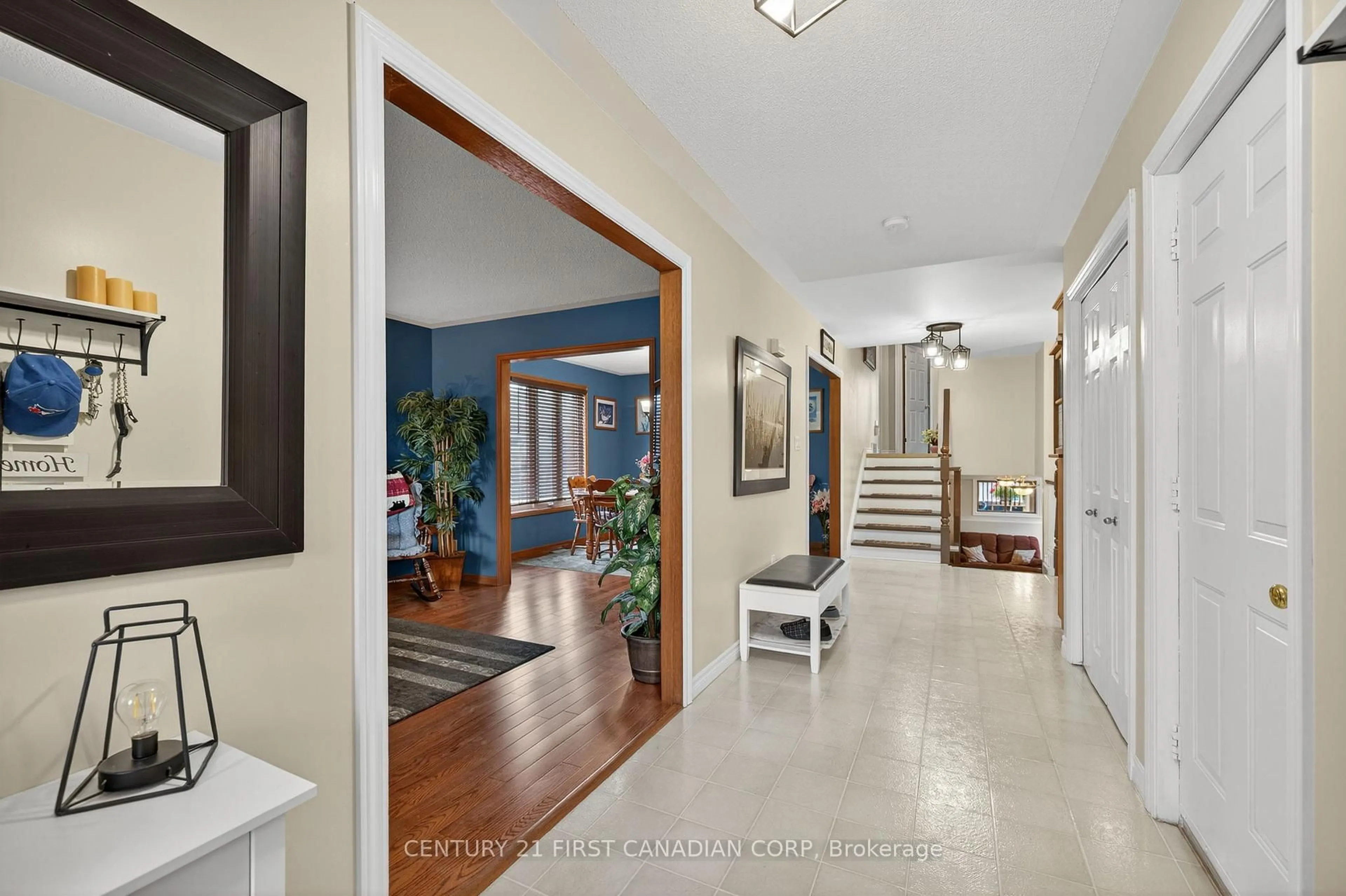 Indoor foyer for 19 Hemlock Blvd, Strathroy-Caradoc Ontario N7G 4B9
