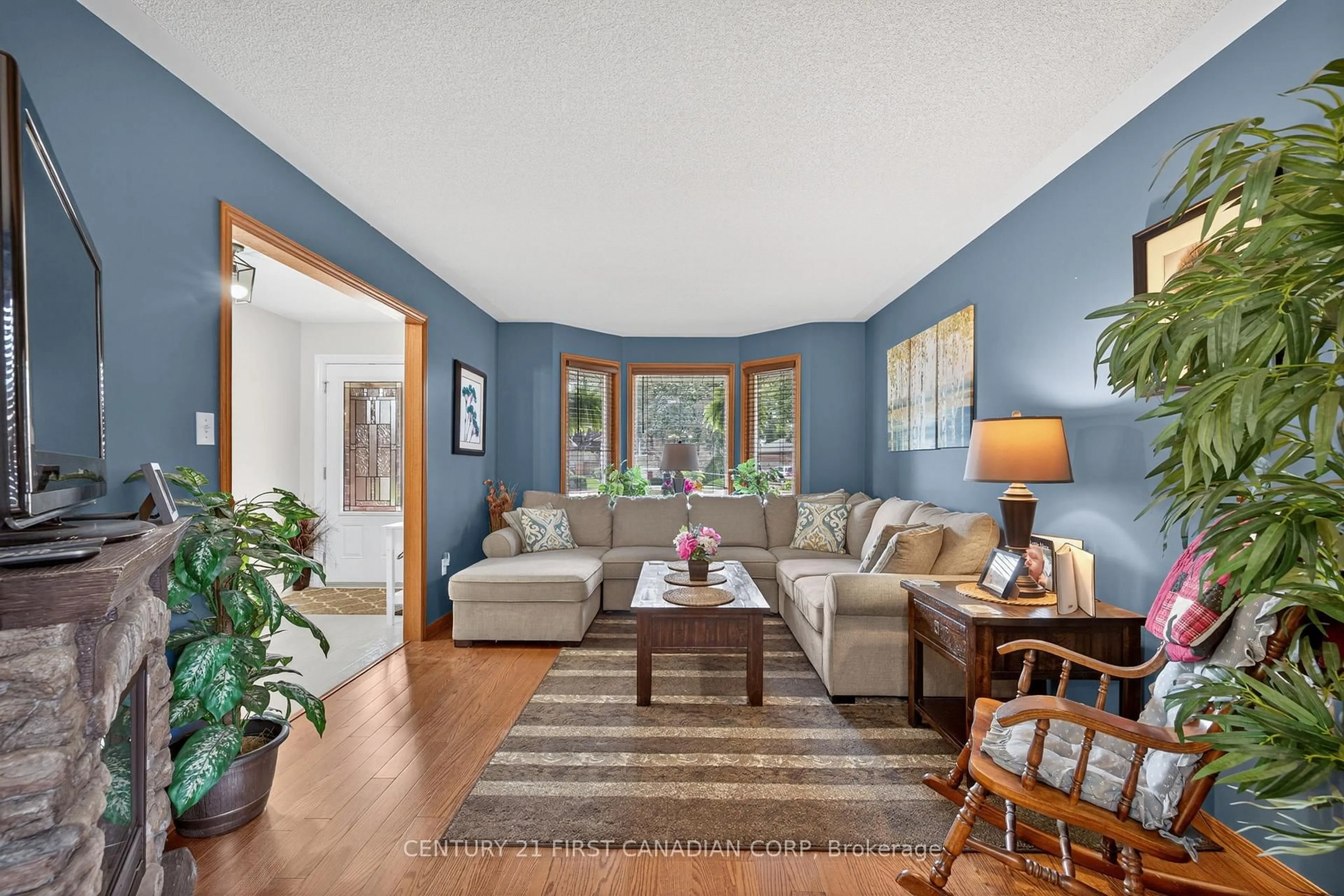 Living room with furniture, unknown for 19 Hemlock Blvd, Strathroy-Caradoc Ontario N7G 4B9