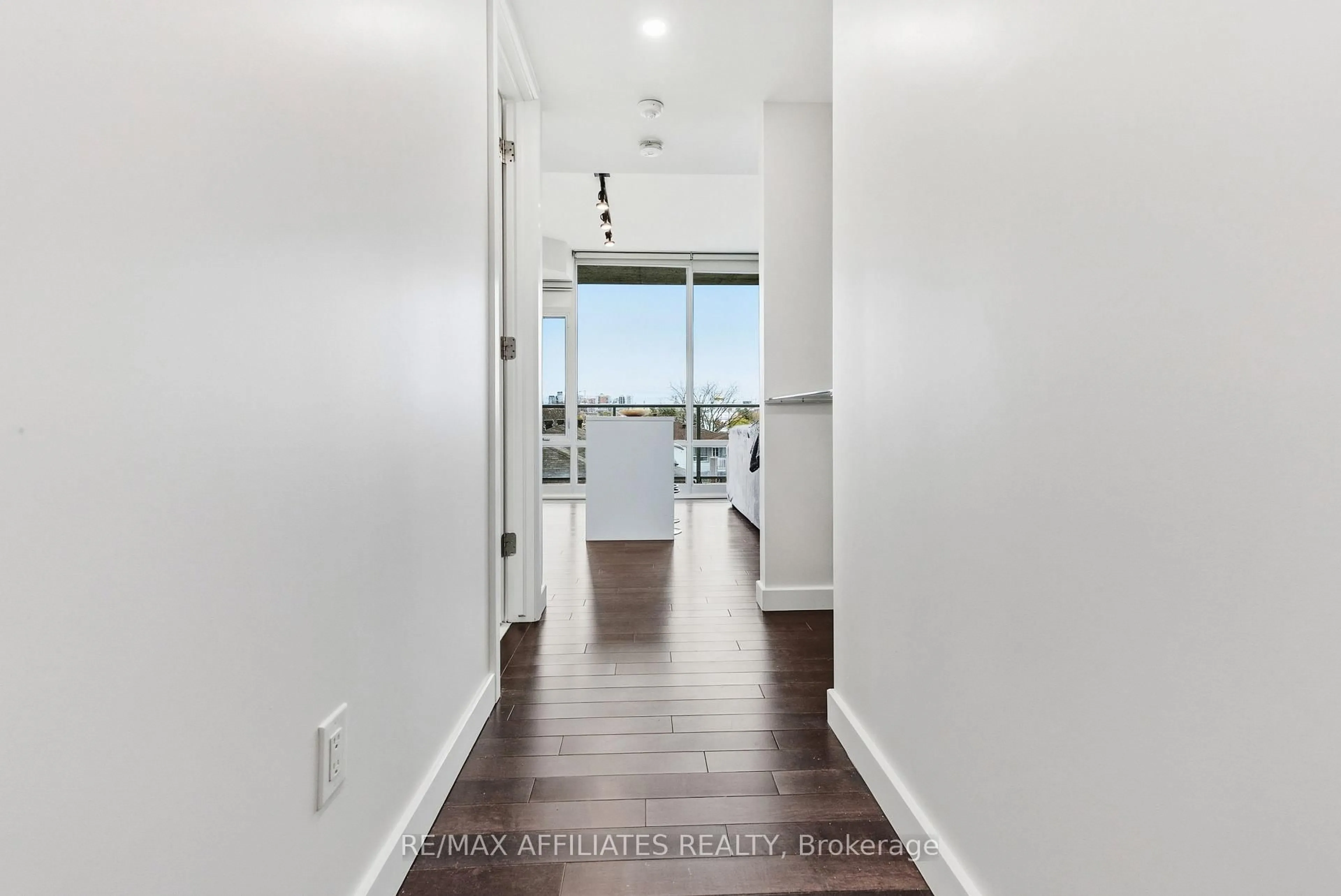 Indoor entryway for 201 Parkdale Ave #508, Ottawa Ontario K1Y 1E8