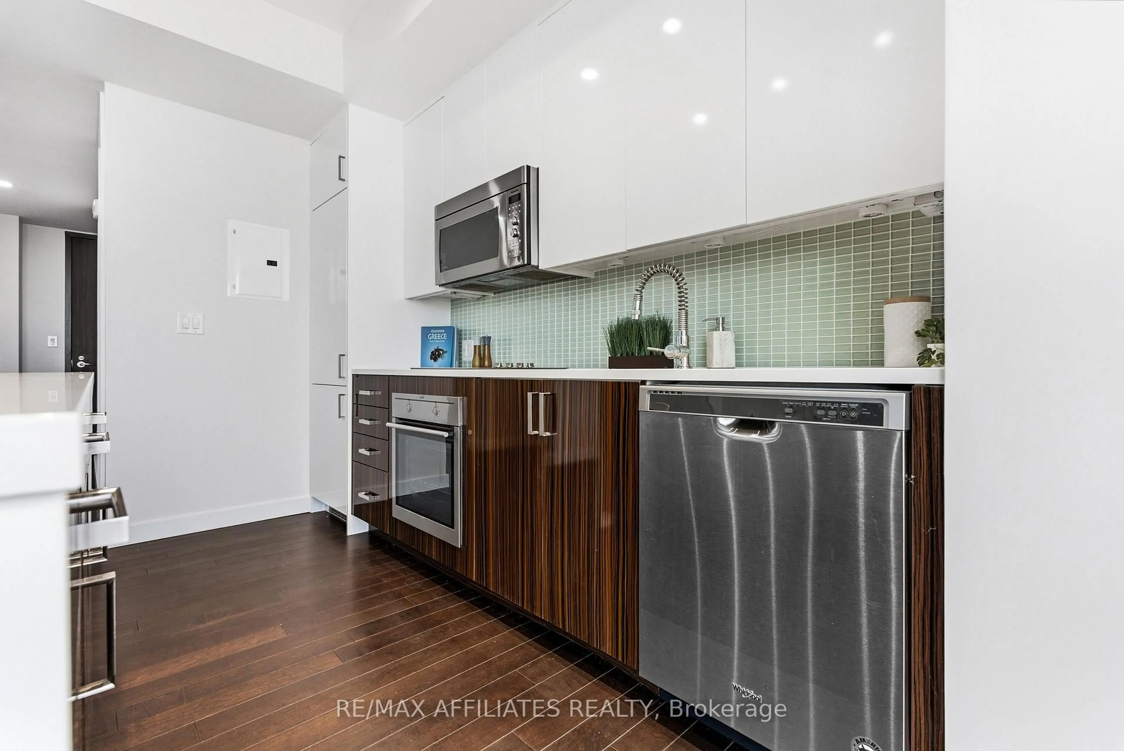 Standard kitchen, wood/laminate floor for 201 Parkdale Ave #508, Ottawa Ontario K1Y 1E8