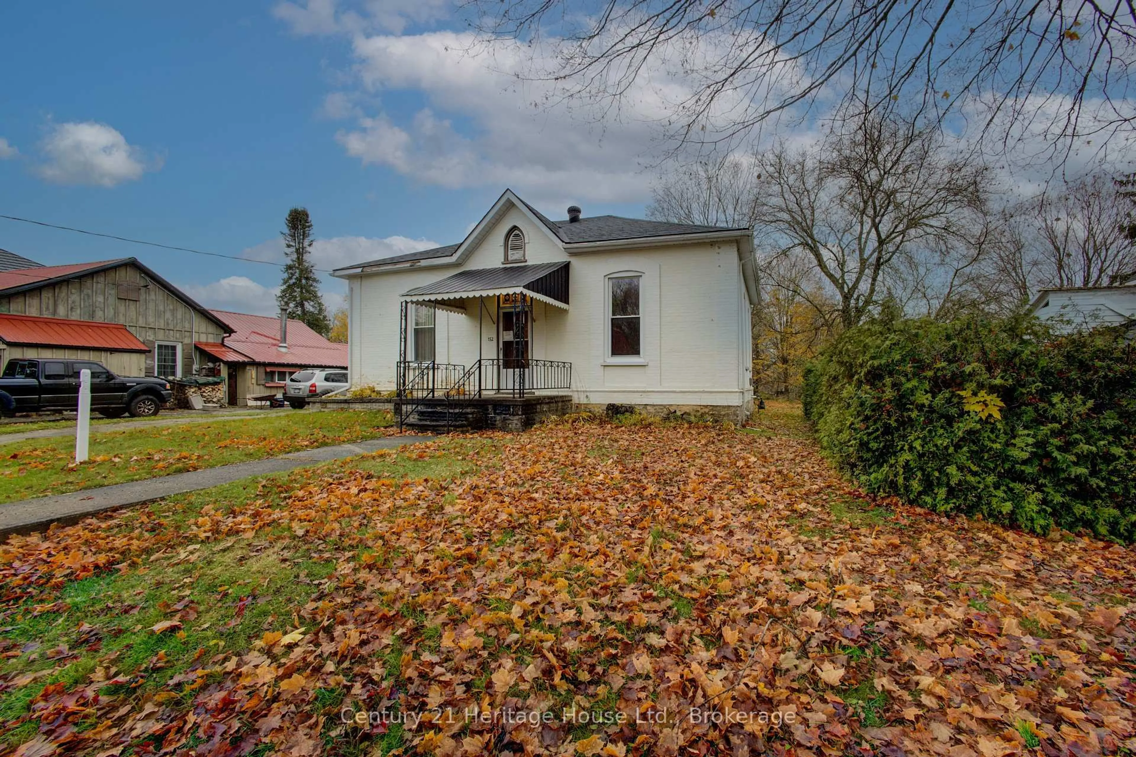 A pic from outside/outdoor area/front of a property/back of a property/a pic from drone, building for 152 Countess St, West Grey Ontario N0G 1R0