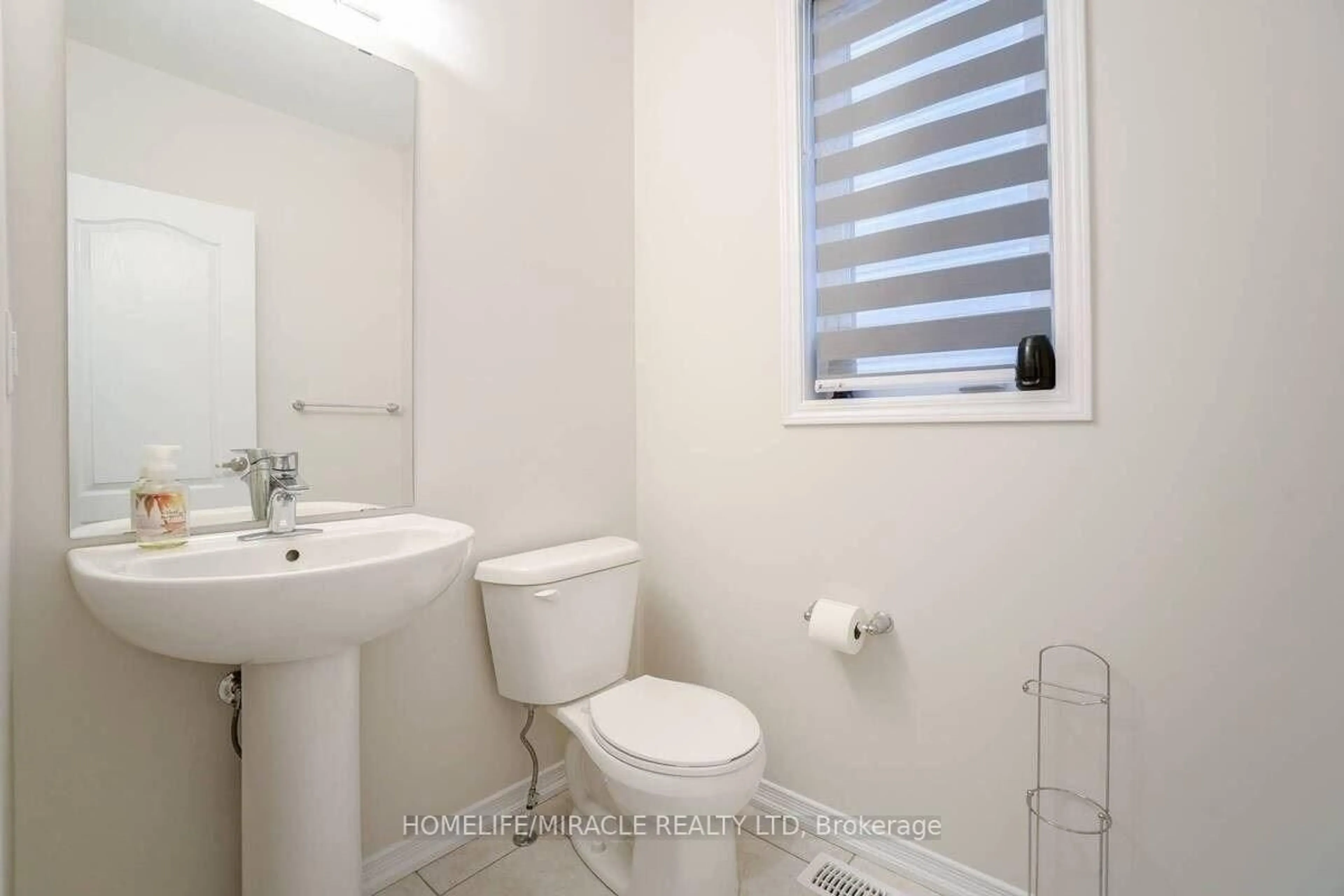 Standard bathroom, unknown for 7 Esther Cres, Thorold Ontario L3B 0E9