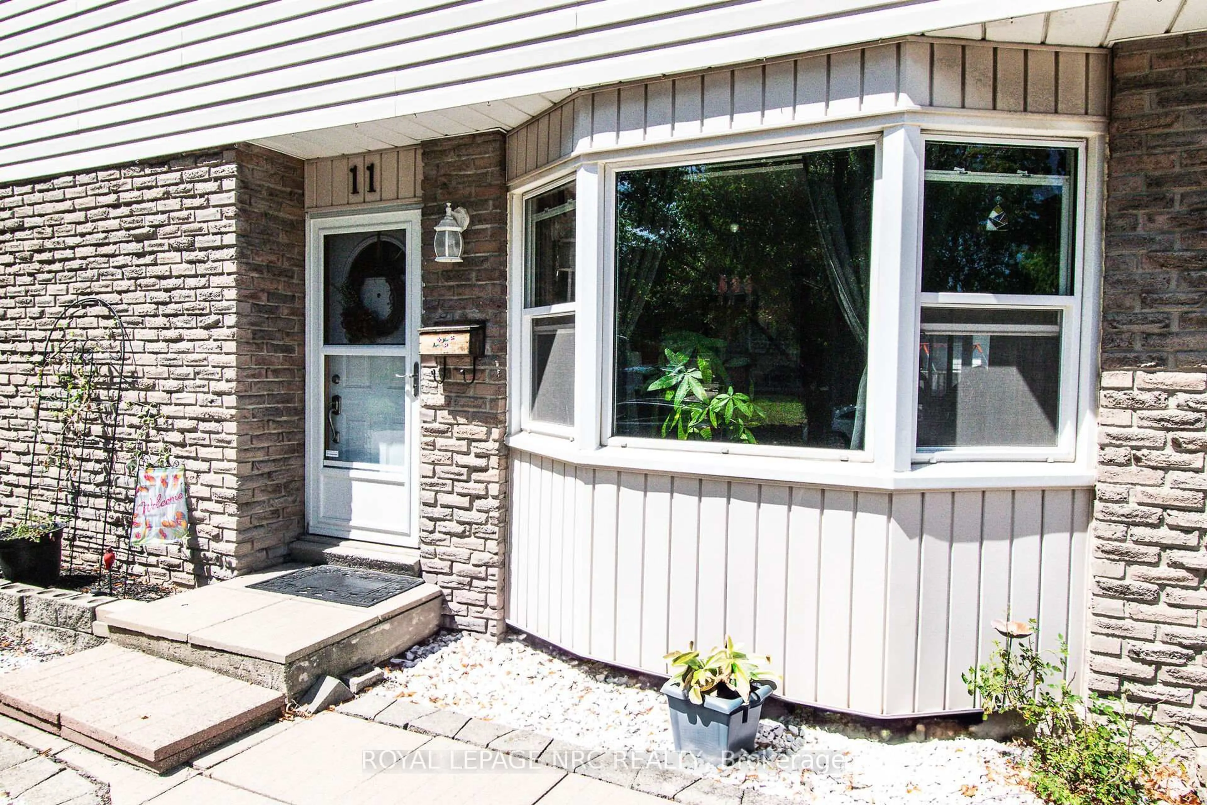 Unknown for 11 Exeter Dr, St. Catharines Ontario L2P 3M9