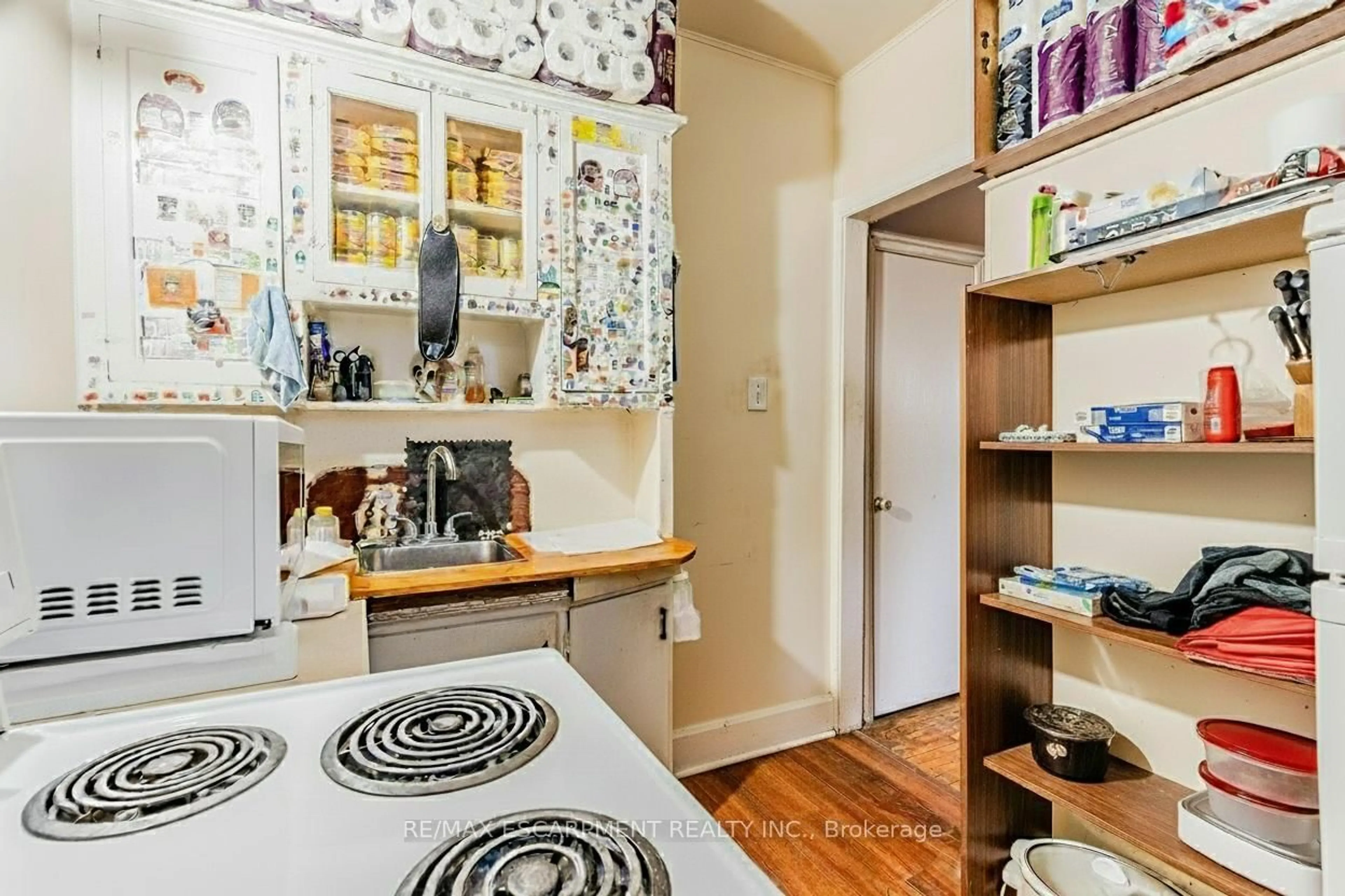 Laundry room for 172 Markland St, Hamilton Ontario L8P 2K5