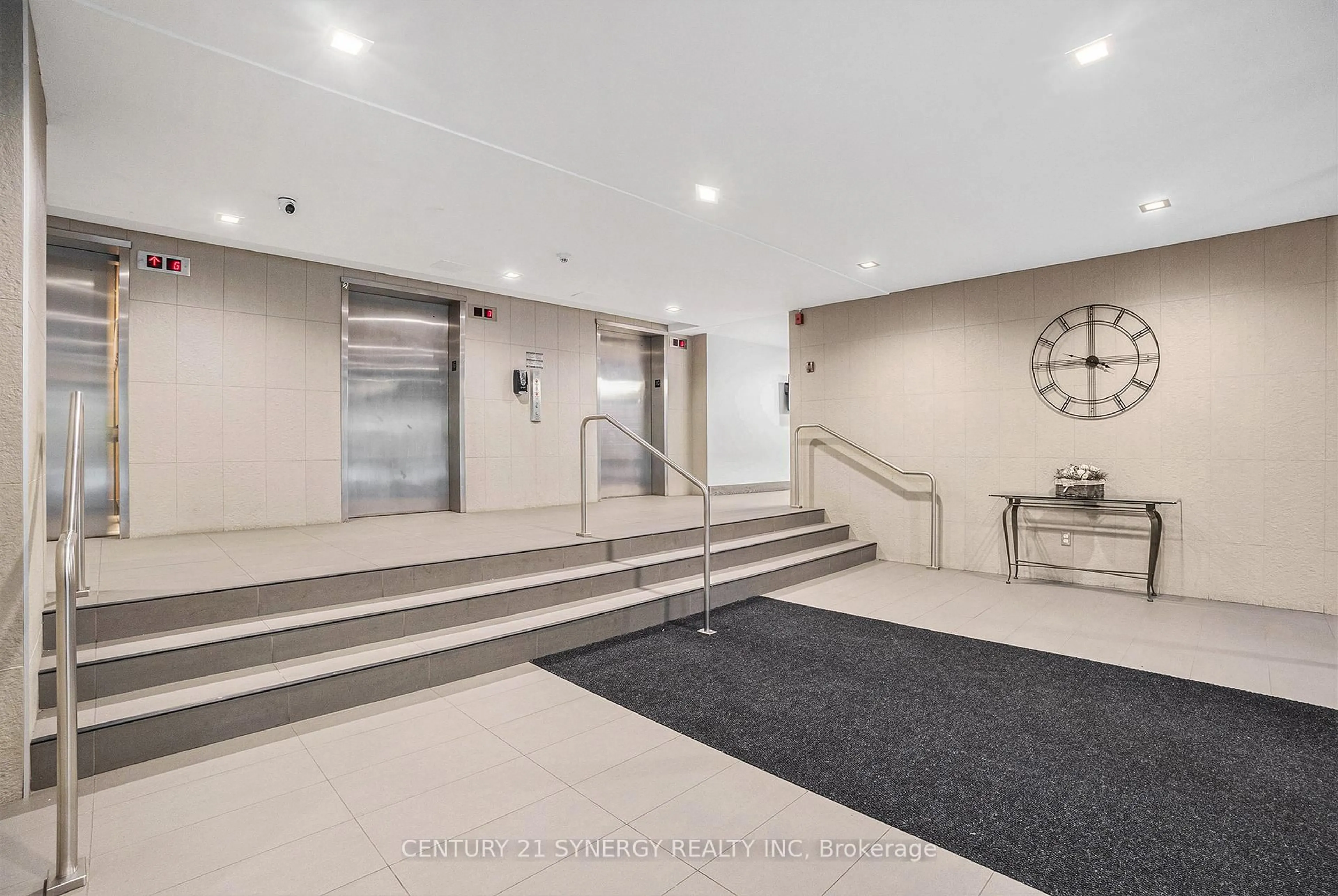 Indoor foyer for 665 Bathgate Dr #2113, Ottawa Ontario K1K 3Y4