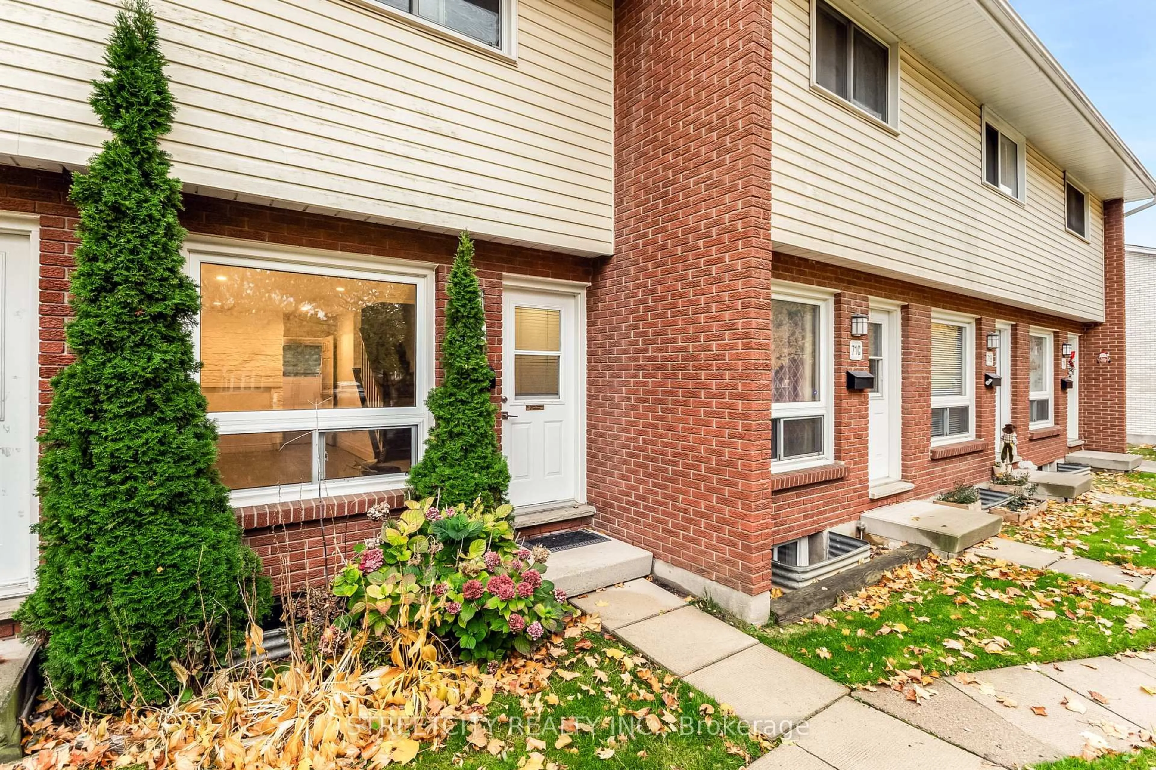 Patio, street for 71 WELLESLEY Cres #D, London East Ontario N5V 1J6