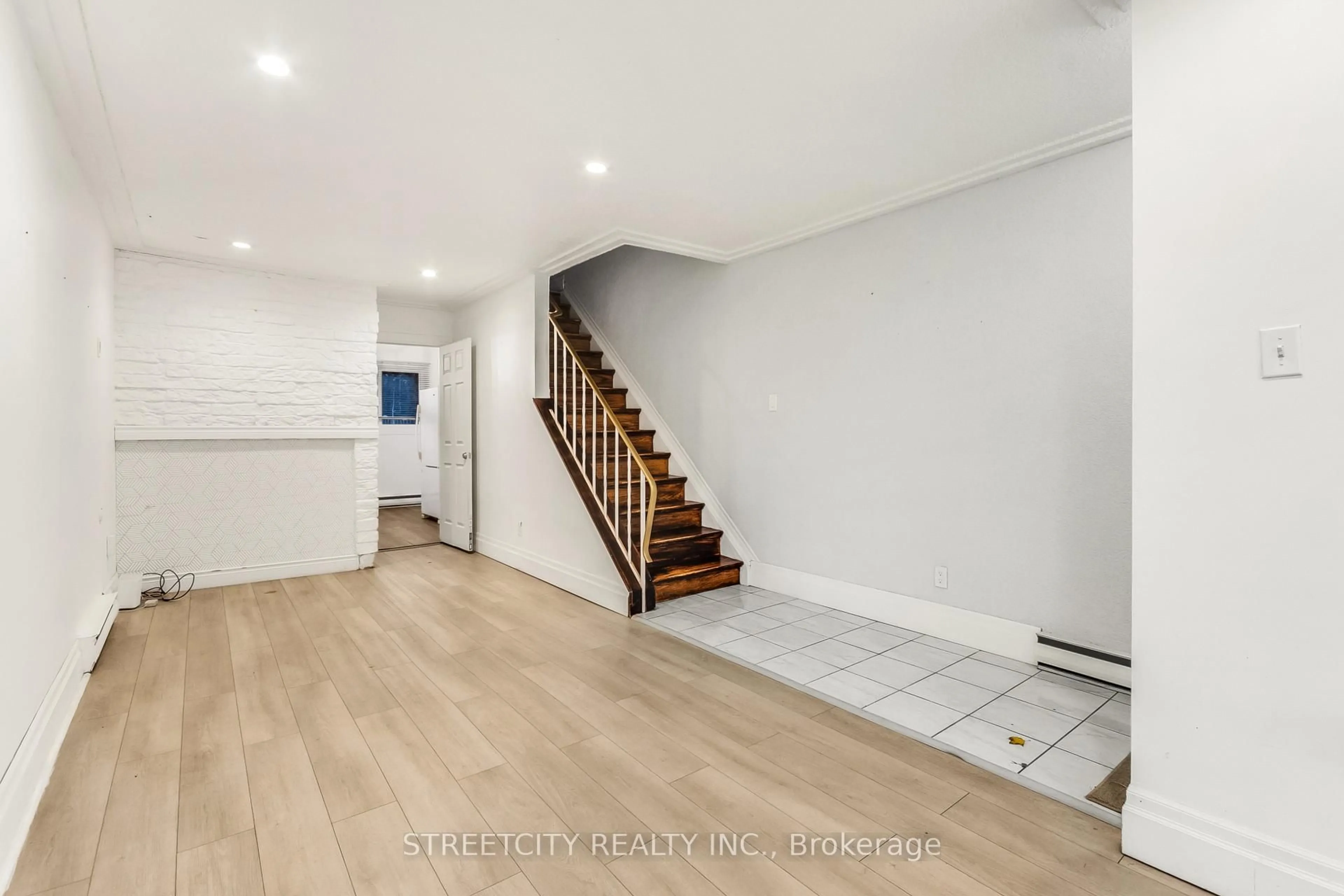 Unknown for 71 WELLESLEY Cres #D, London East Ontario N5V 1J6