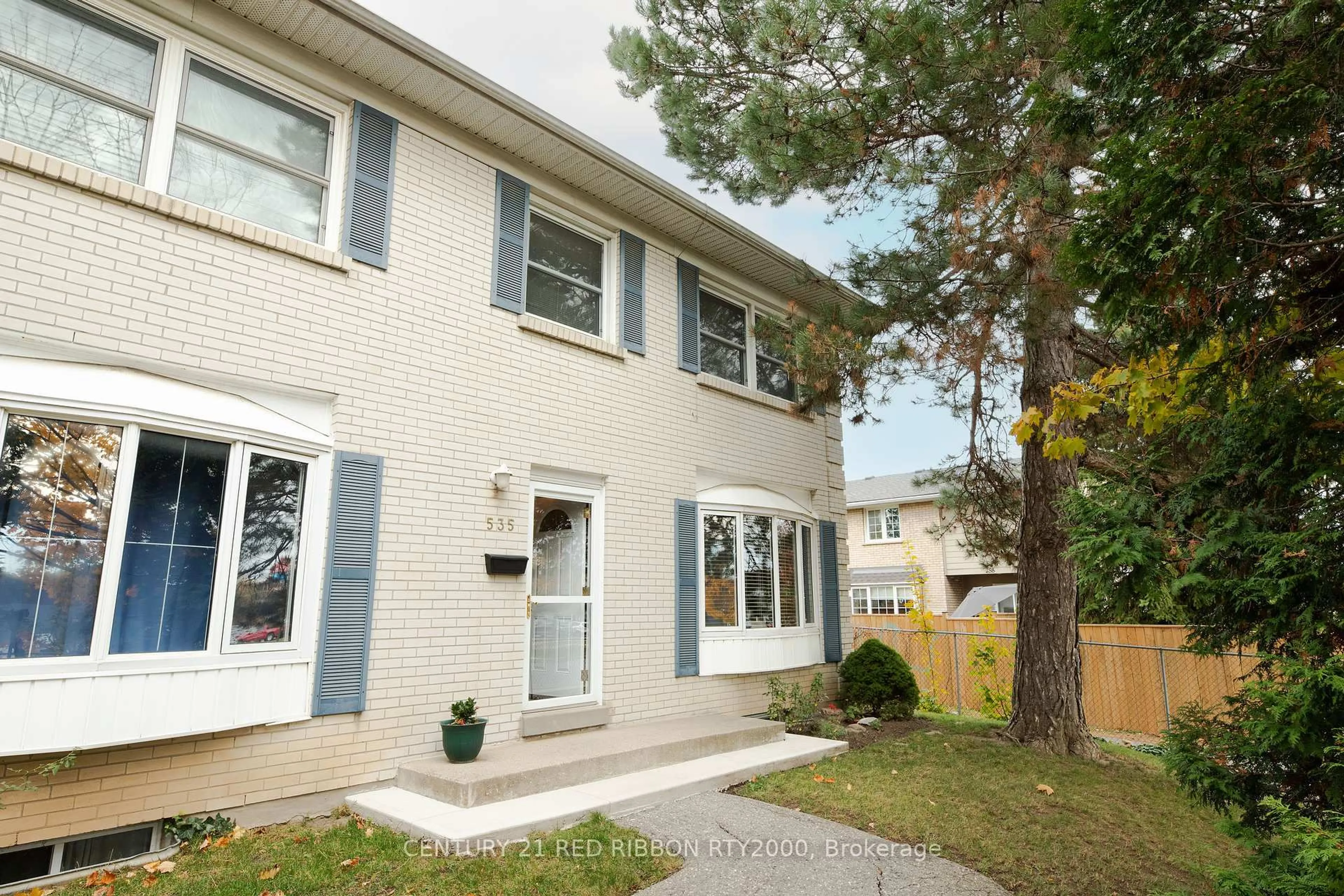 Home with vinyl exterior material, street for 535 Gainsborough Rd #535, London North Ontario N6G 2C5