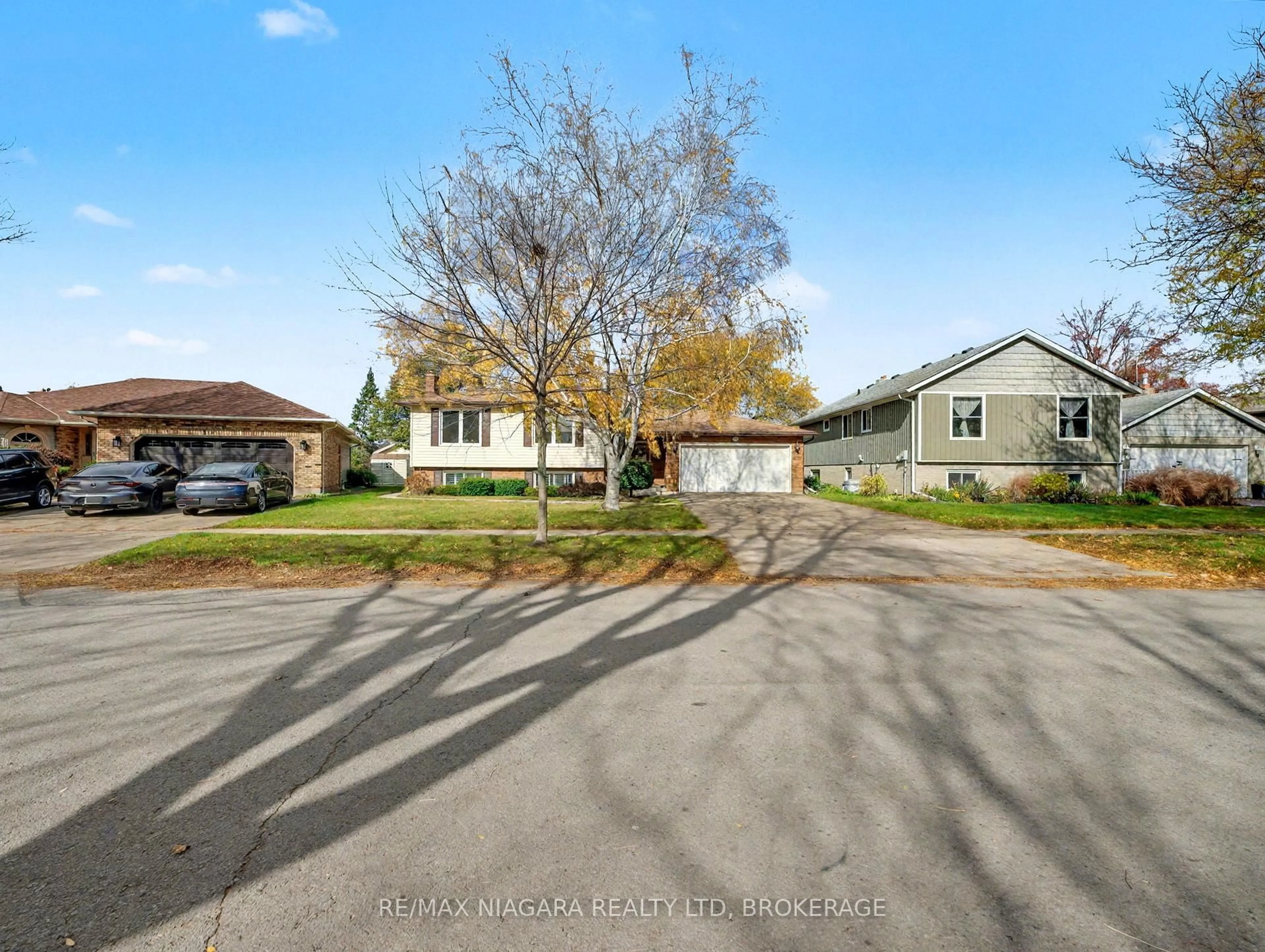 A pic from outside/outdoor area/front of a property/back of a property/a pic from drone, street for 6753 Buckingham Dr, Niagara Falls Ontario L2H 2S2