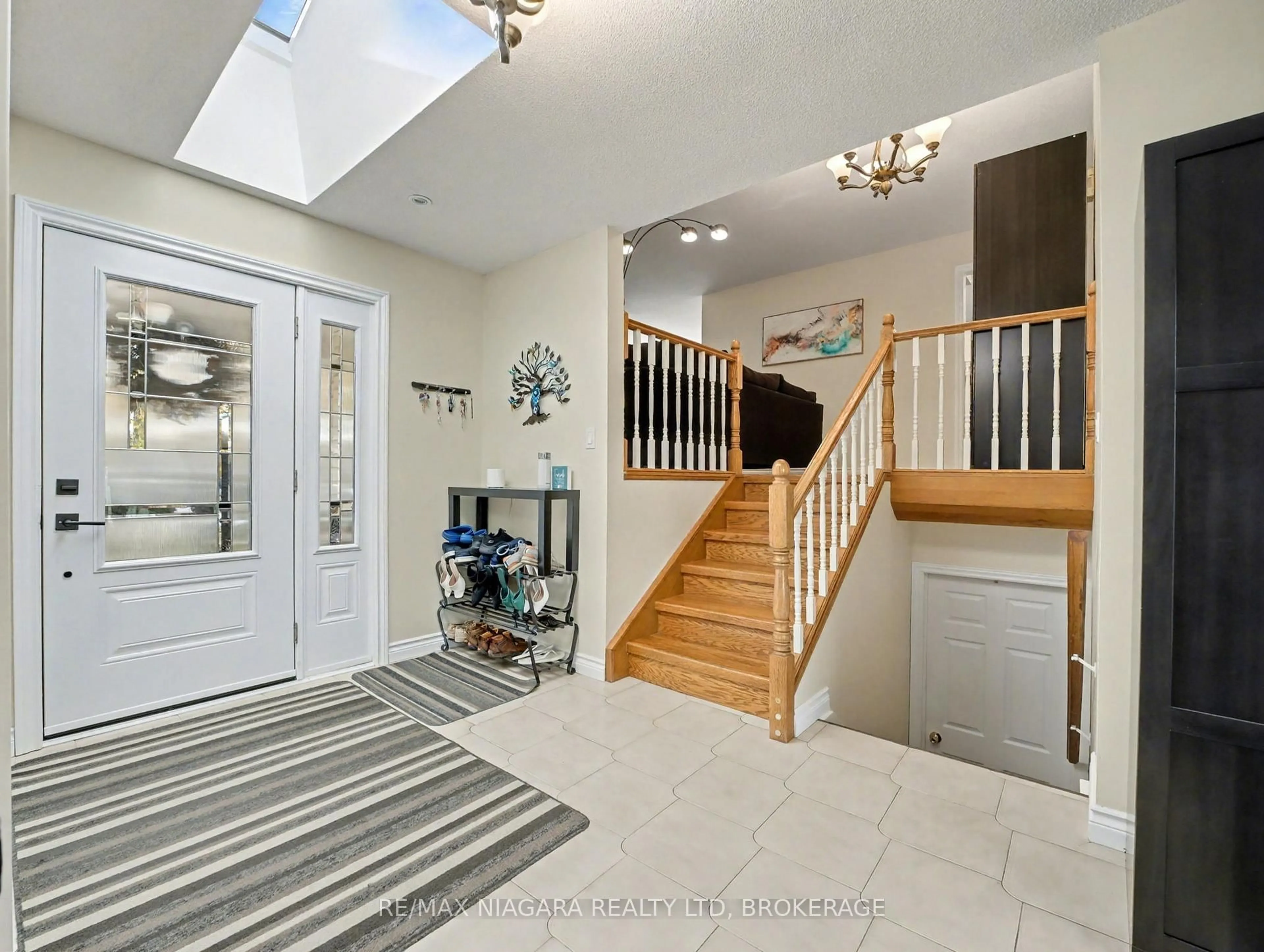 Indoor entryway for 6753 Buckingham Dr, Niagara Falls Ontario L2H 2S2
