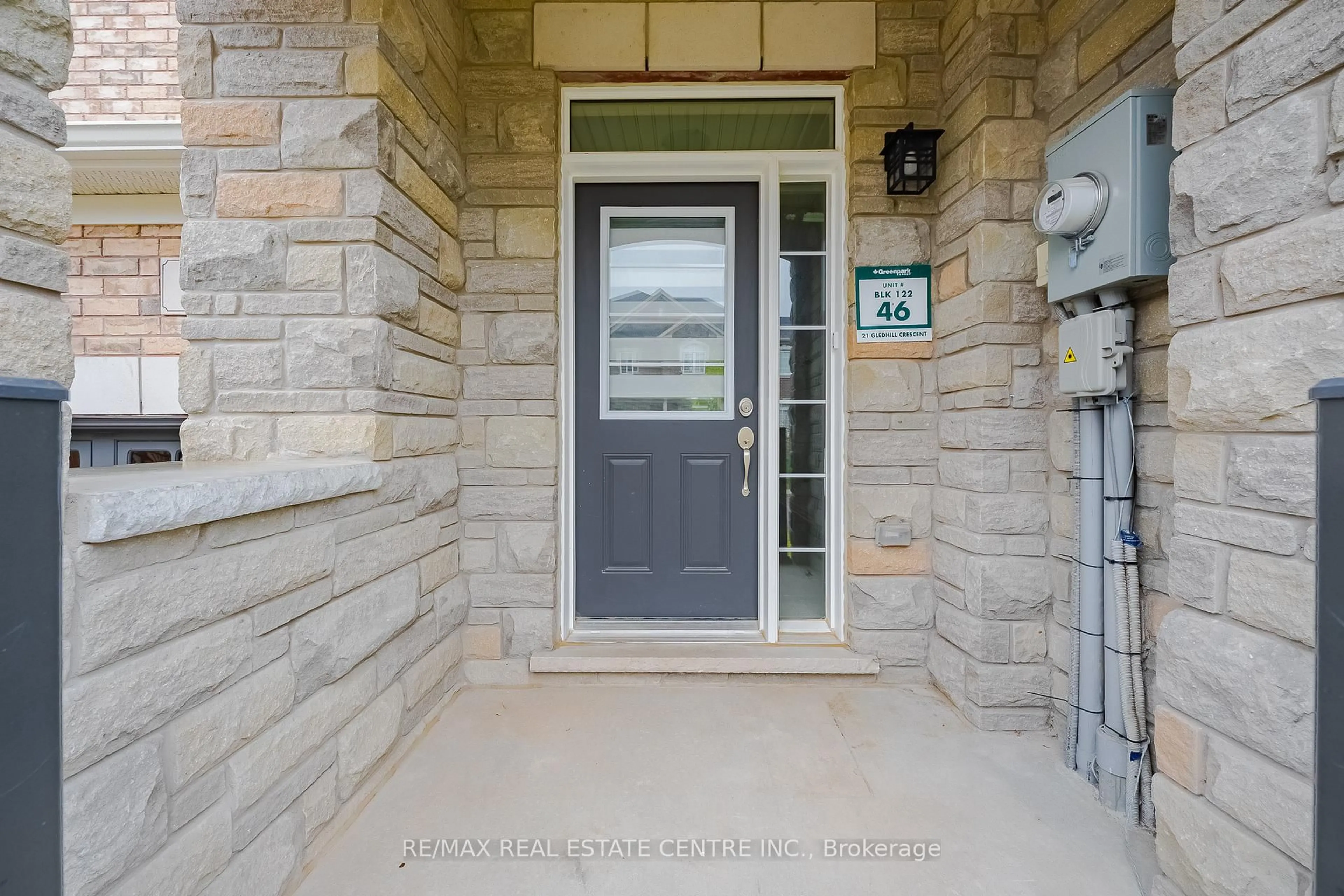Indoor entryway for 21 Gledhill Cres, Cambridge Ontario N1T 0G4