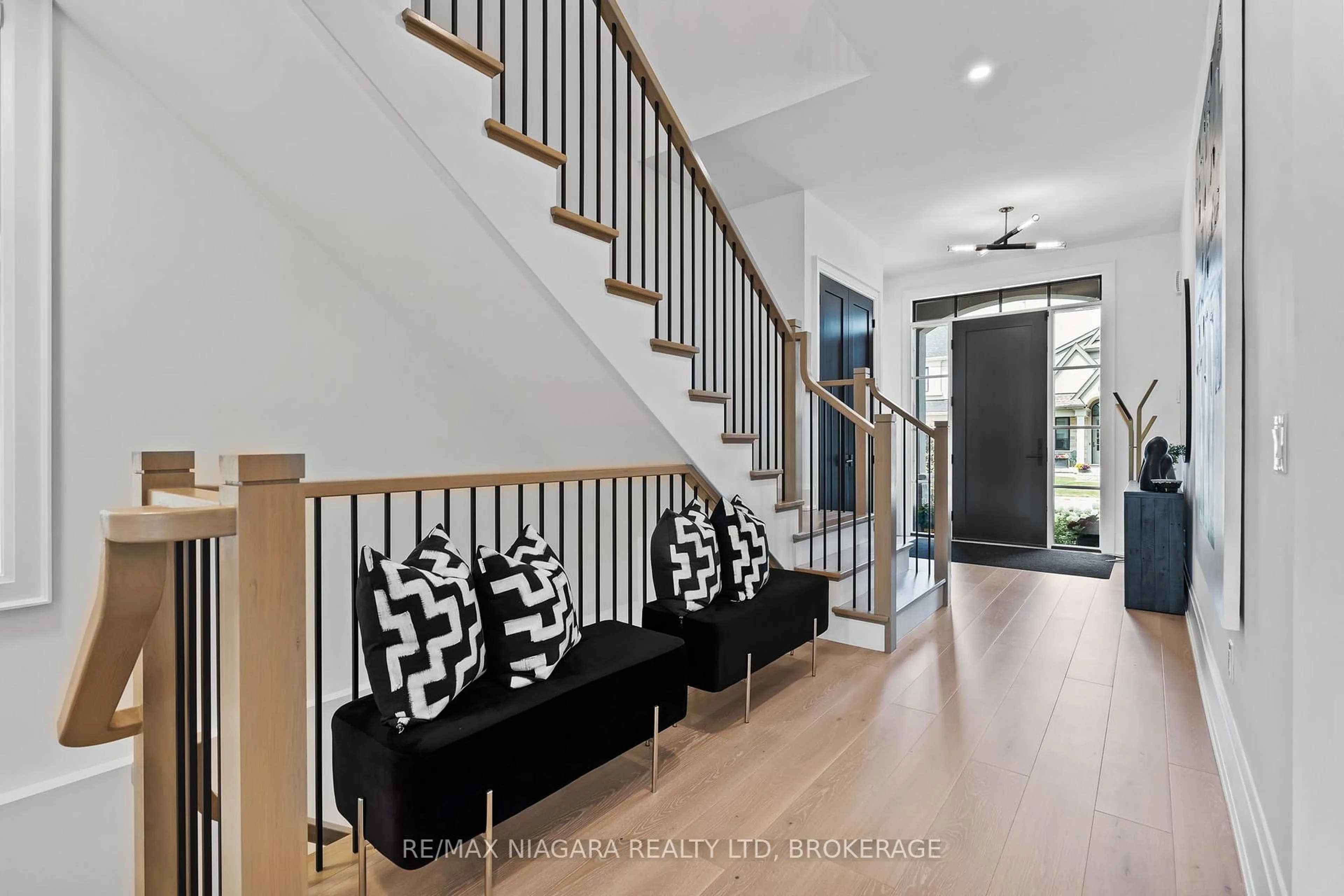 Indoor entryway for 2326 TERRAVITA Dr, Niagara Falls Ontario L2J 0G1