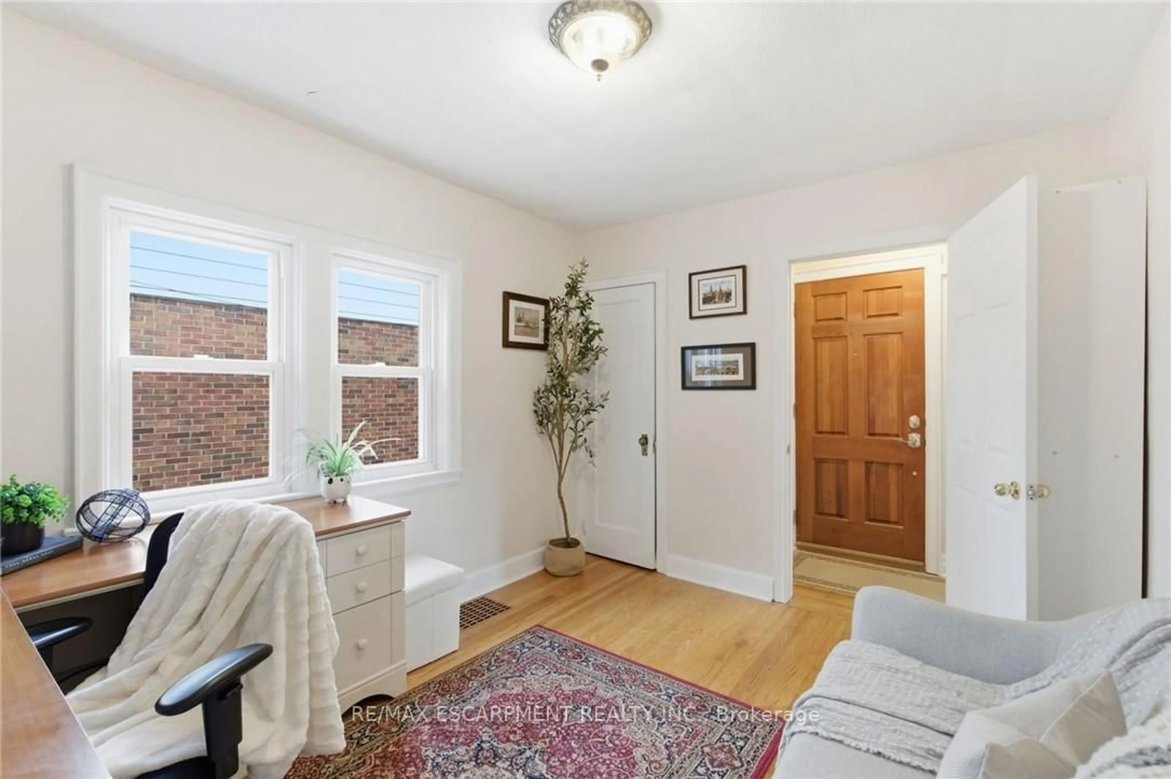 A pic of a room for 76 East 15th St, Hamilton Ontario L9A 4E9