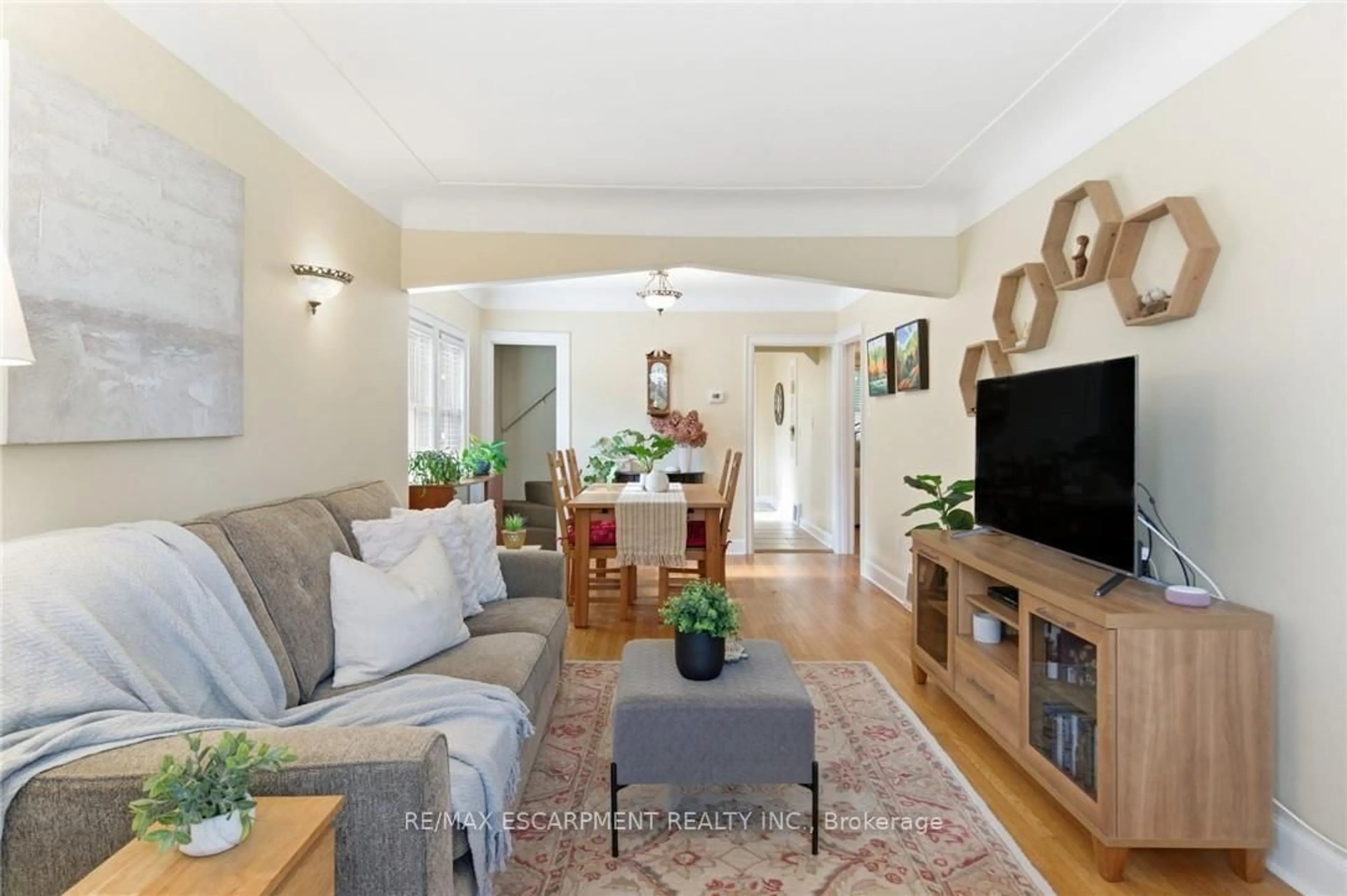 Living room with furniture, unknown for 76 East 15th St, Hamilton Ontario L9A 4E9