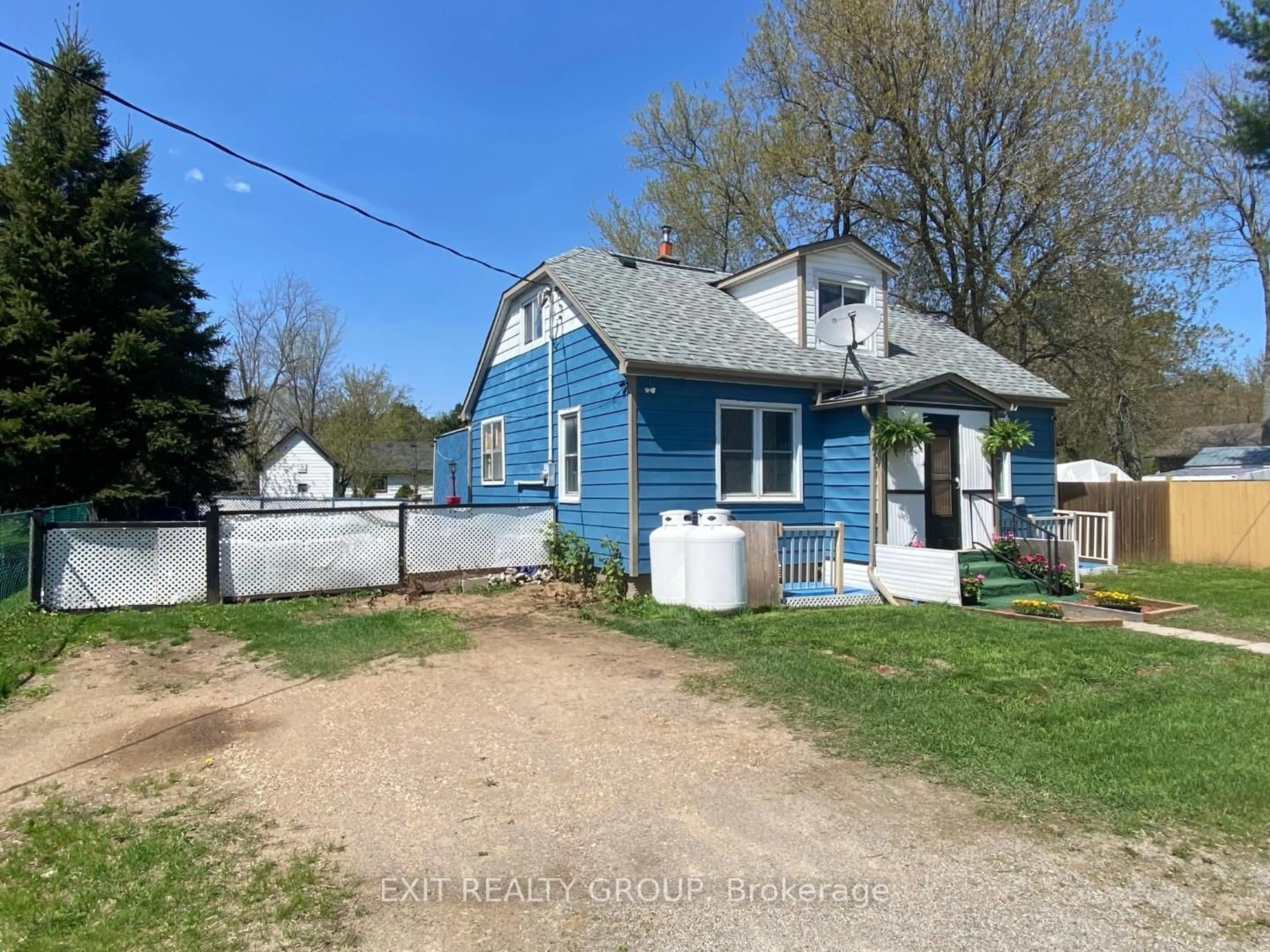 A pic from outside/outdoor area/front of a property/back of a property/a pic from drone, street for 33 Glastonbury Rd, Addington Highlands Ontario K0H 2G0